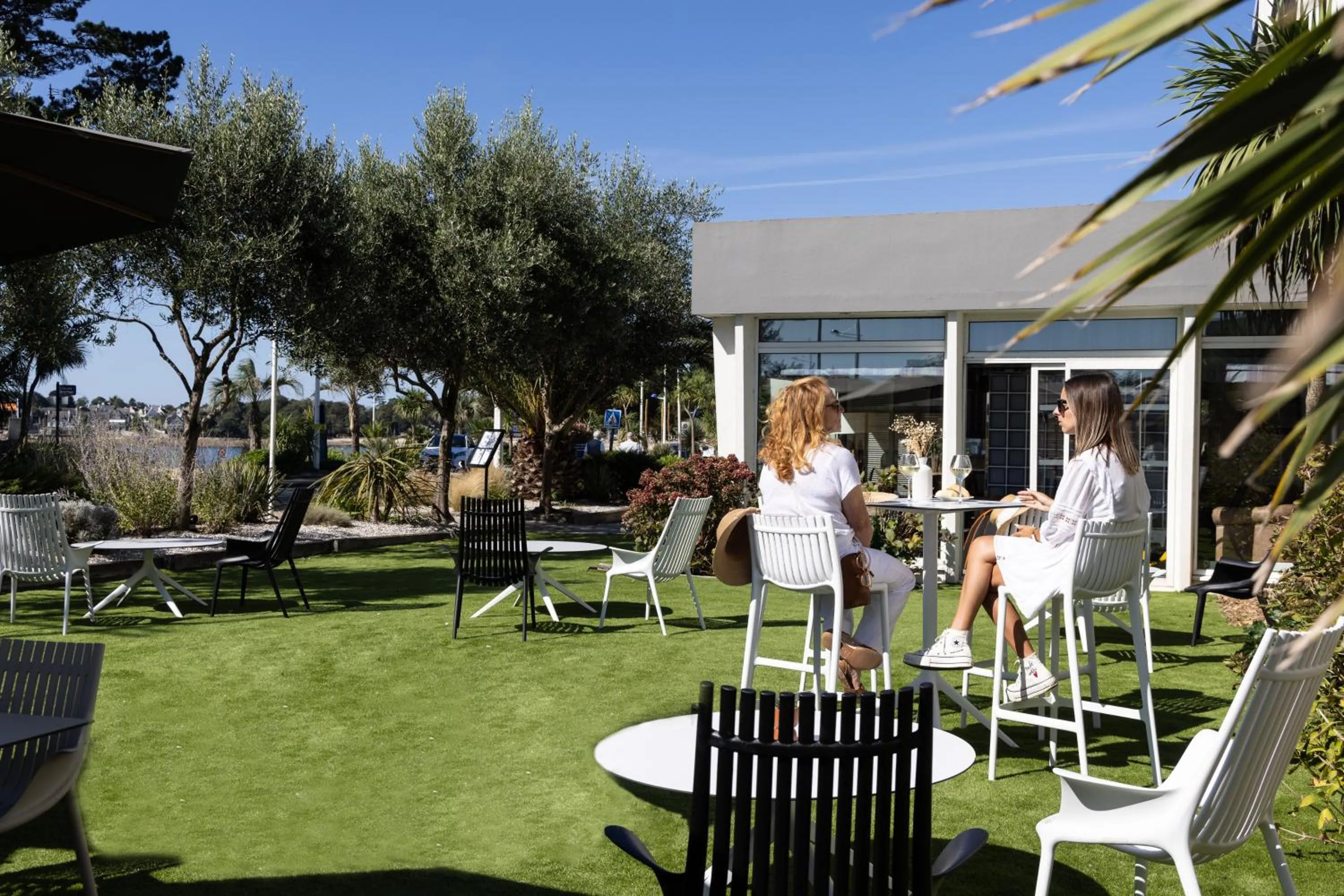 Patio in Hotel Kastel & Spa avec piscine d'eau de mer chauffée et située à 50 m de l'hôtel