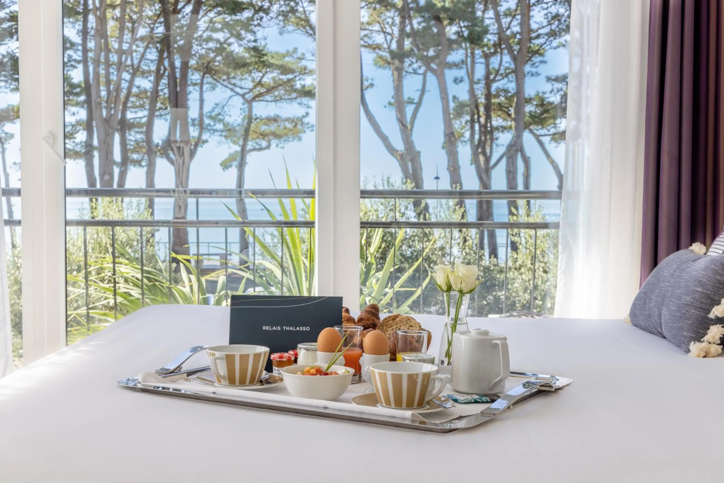 Bed in Hotel Kastel & Spa avec piscine d'eau de mer chauffée et située à 50 m de l'hôtel