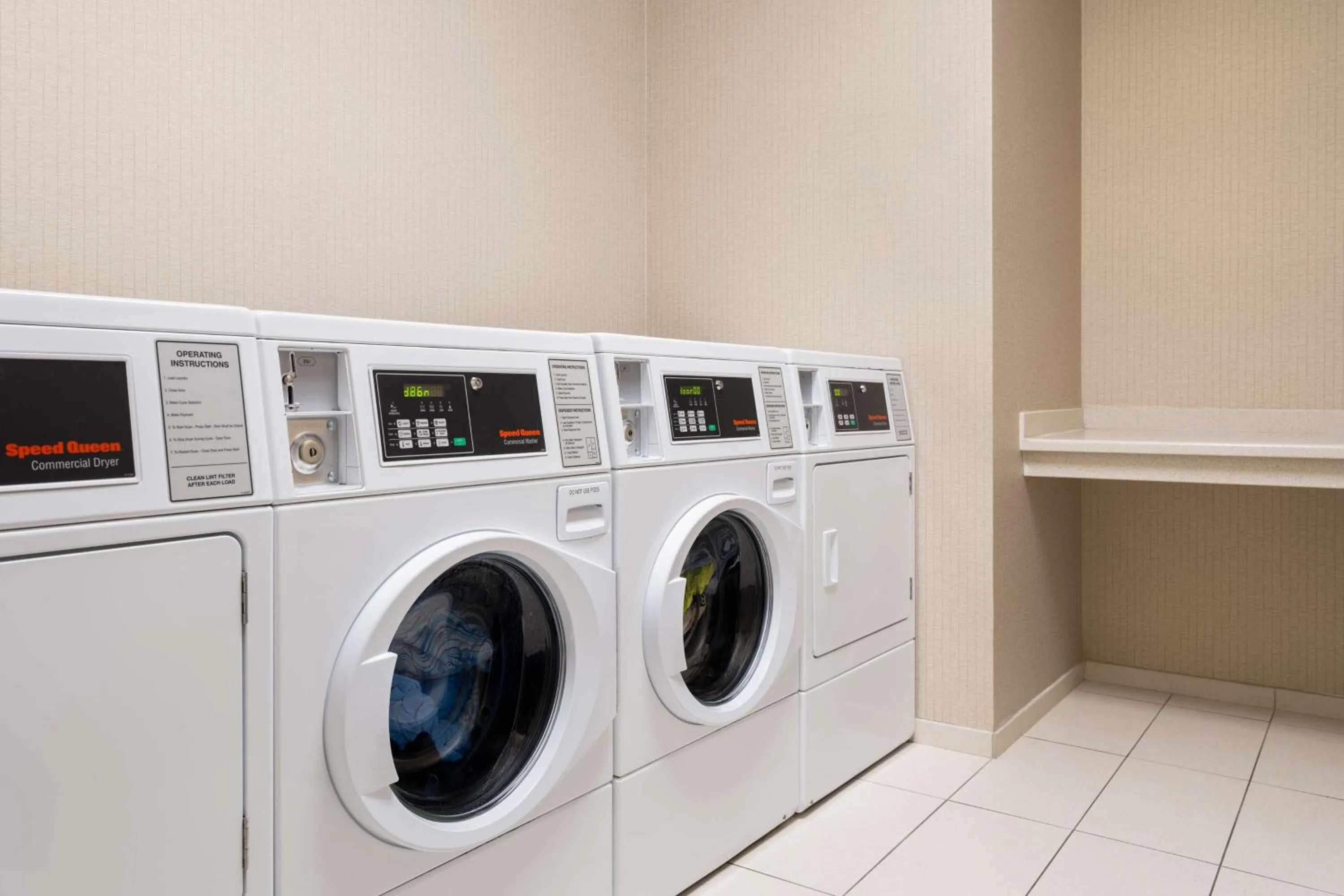 Property building in Hampton Inn Charleston North