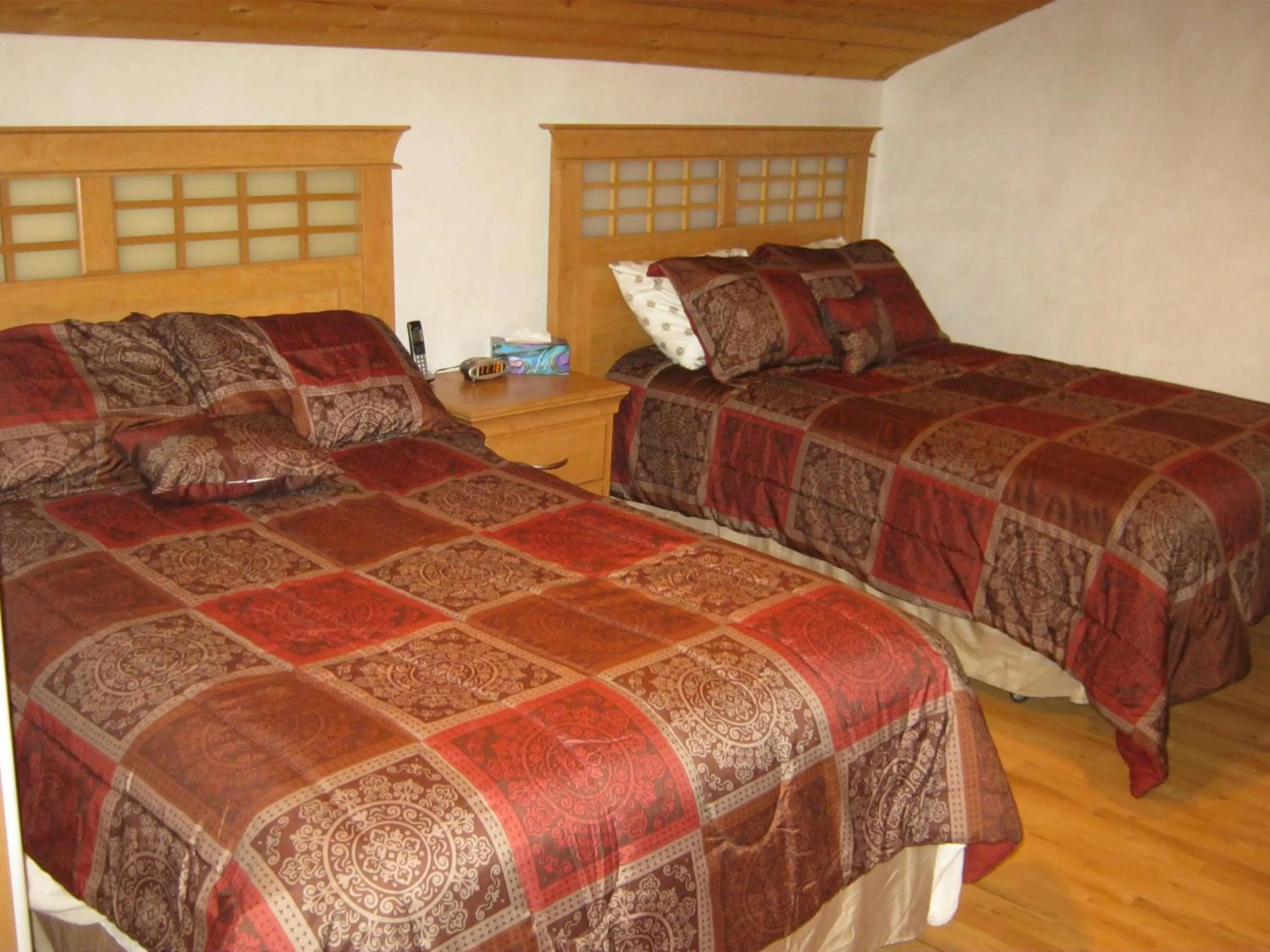 Photo of the whole room, Bed in Shady Brook Inn Village/Resort