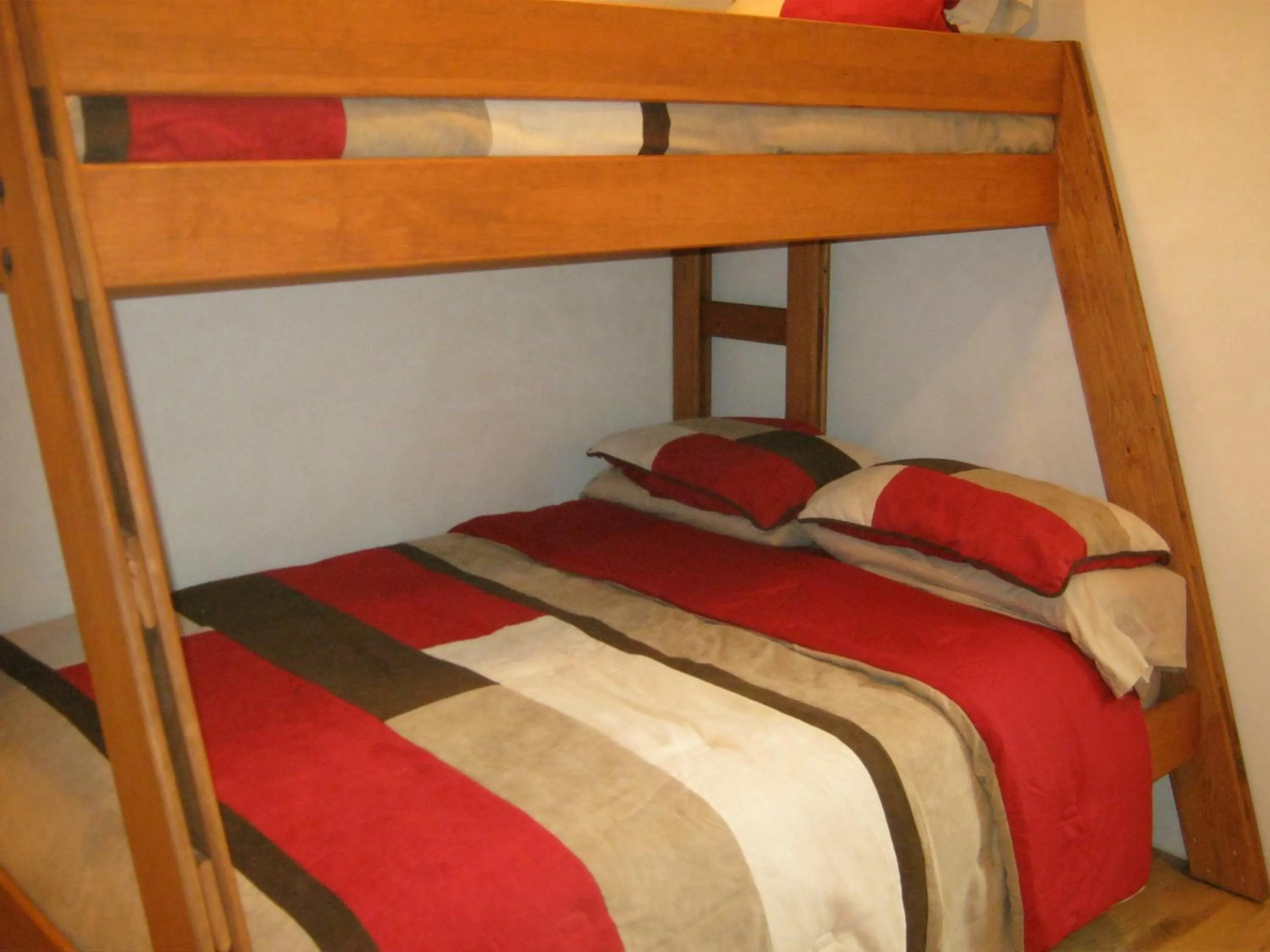 bunk bed, Bed in Shady Brook Inn Village/Resort