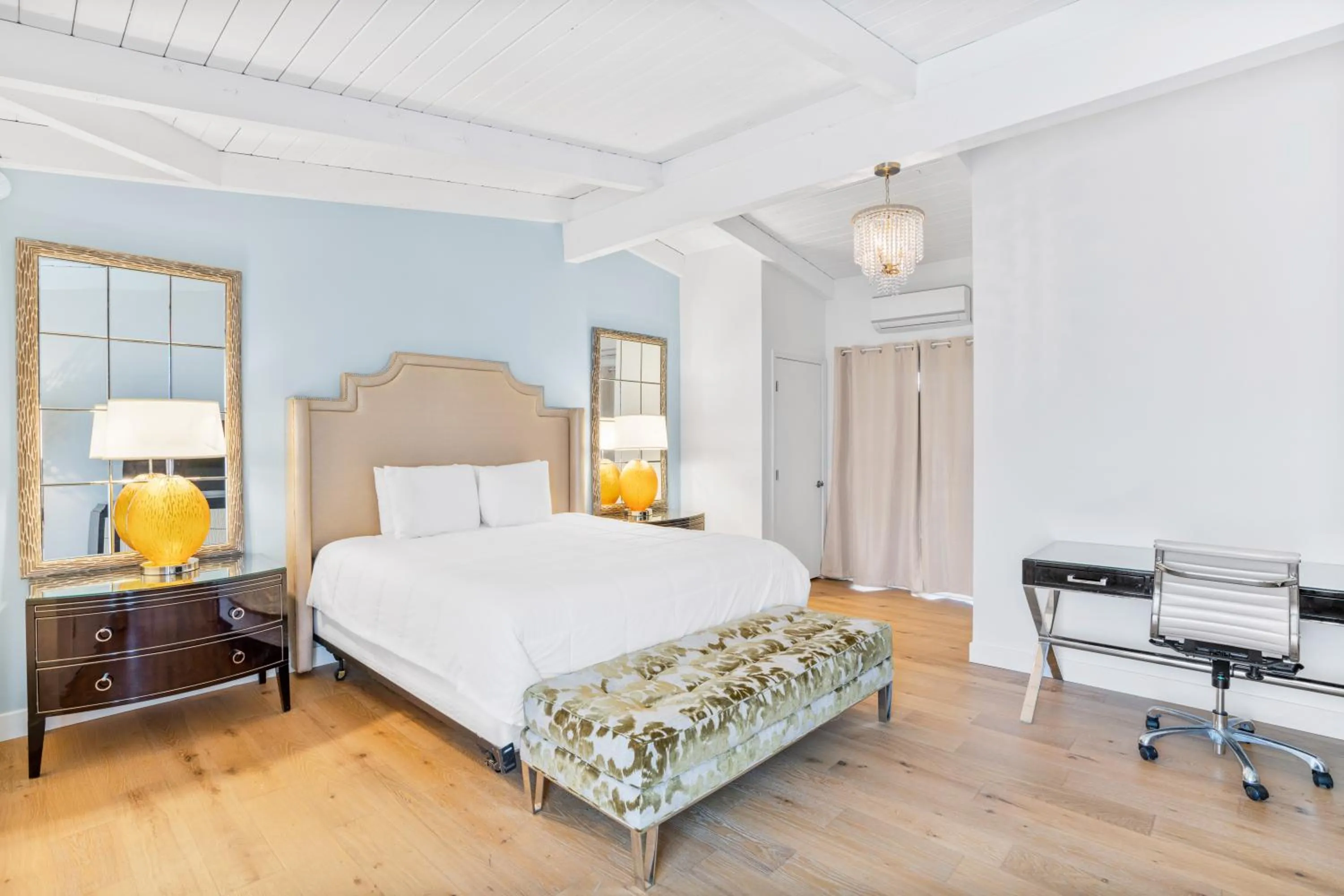 Bed in Pacific Crest Hotel Santa Barbara