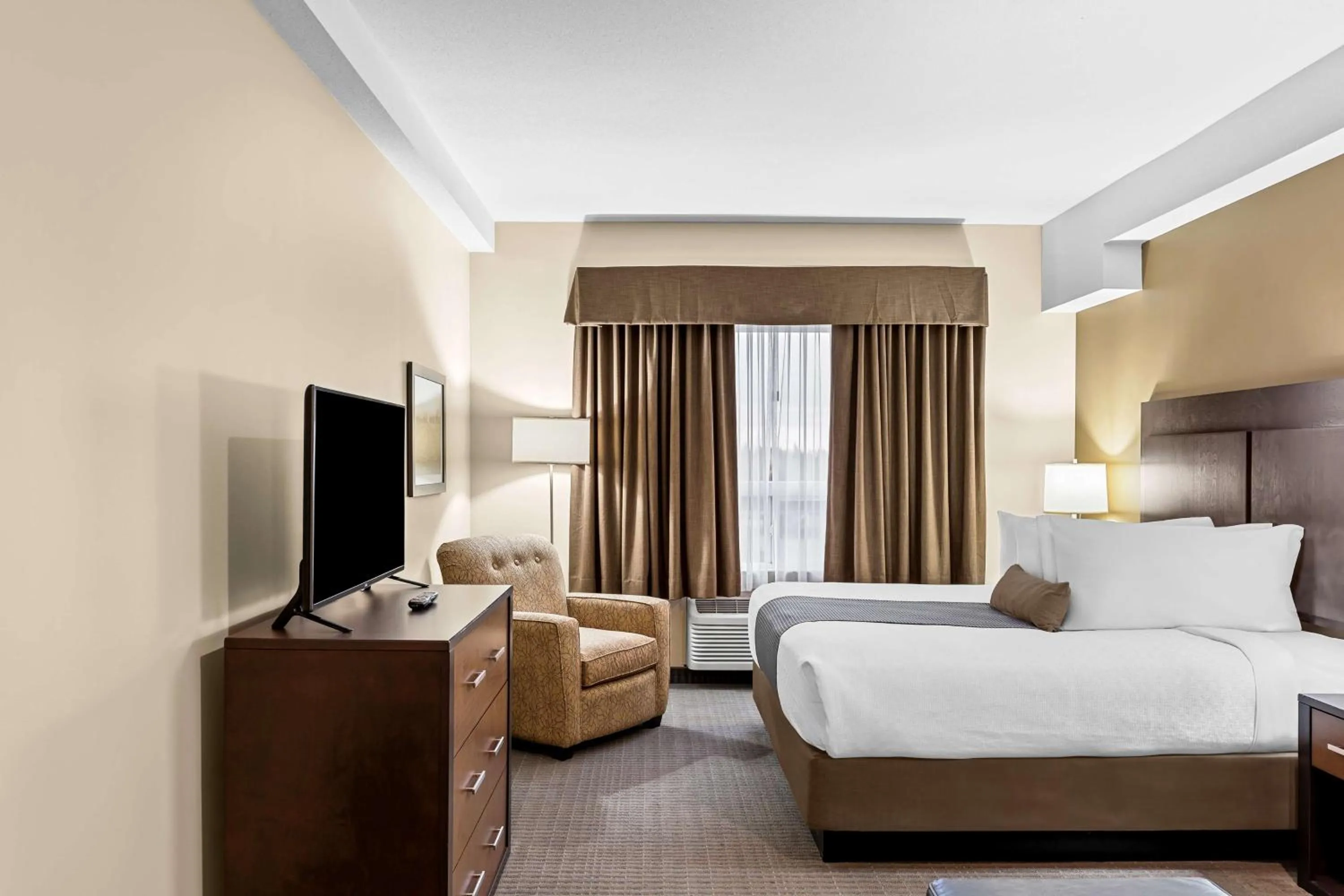 Spa and wellness centre/facilities, Bed in Best Western Plus Lacombe Inn and Suites