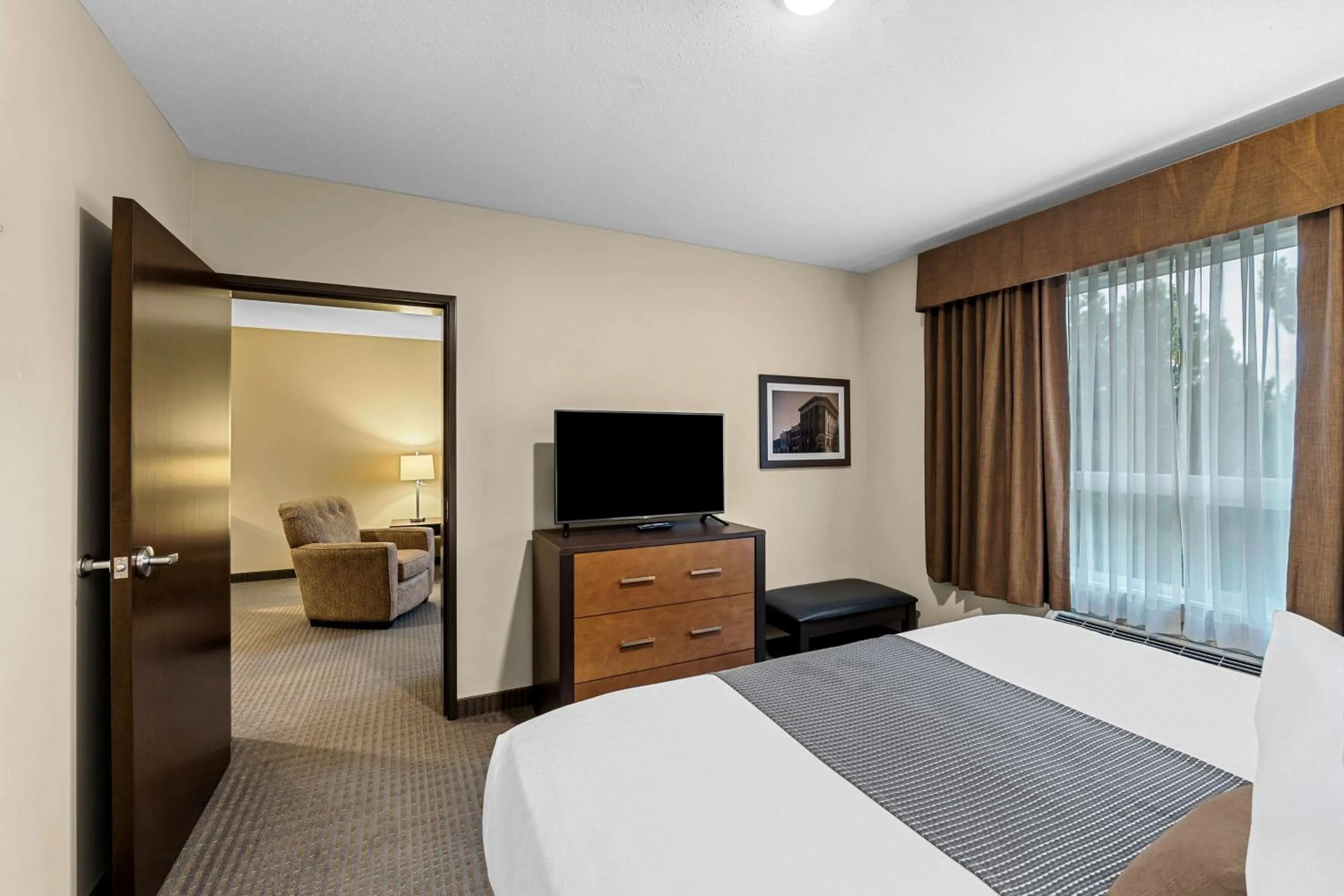 Photo of the whole room, Bed in Best Western Plus Lacombe Inn and Suites