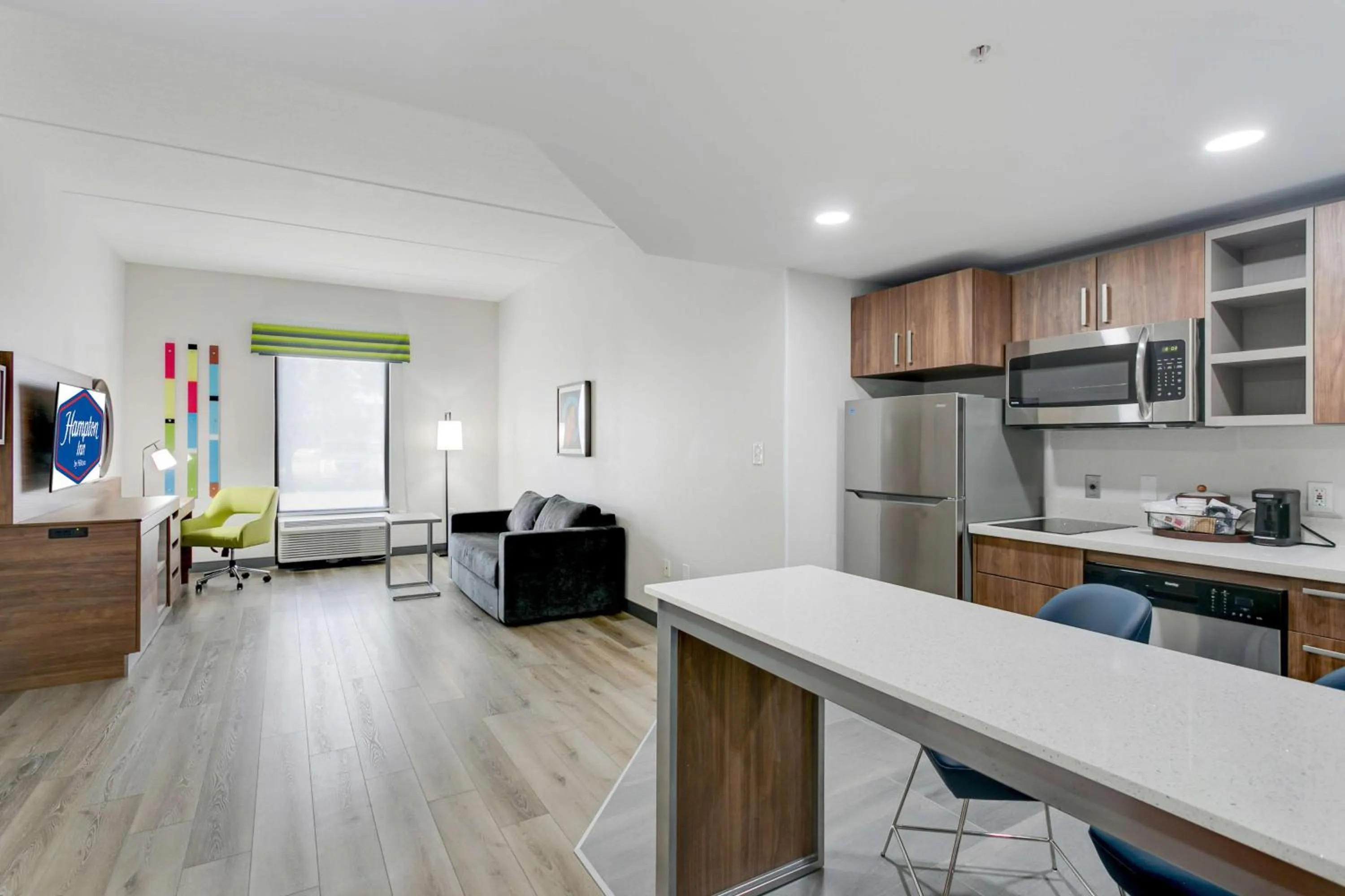 Living room in Hampton Inn Houston-Pearland, TX