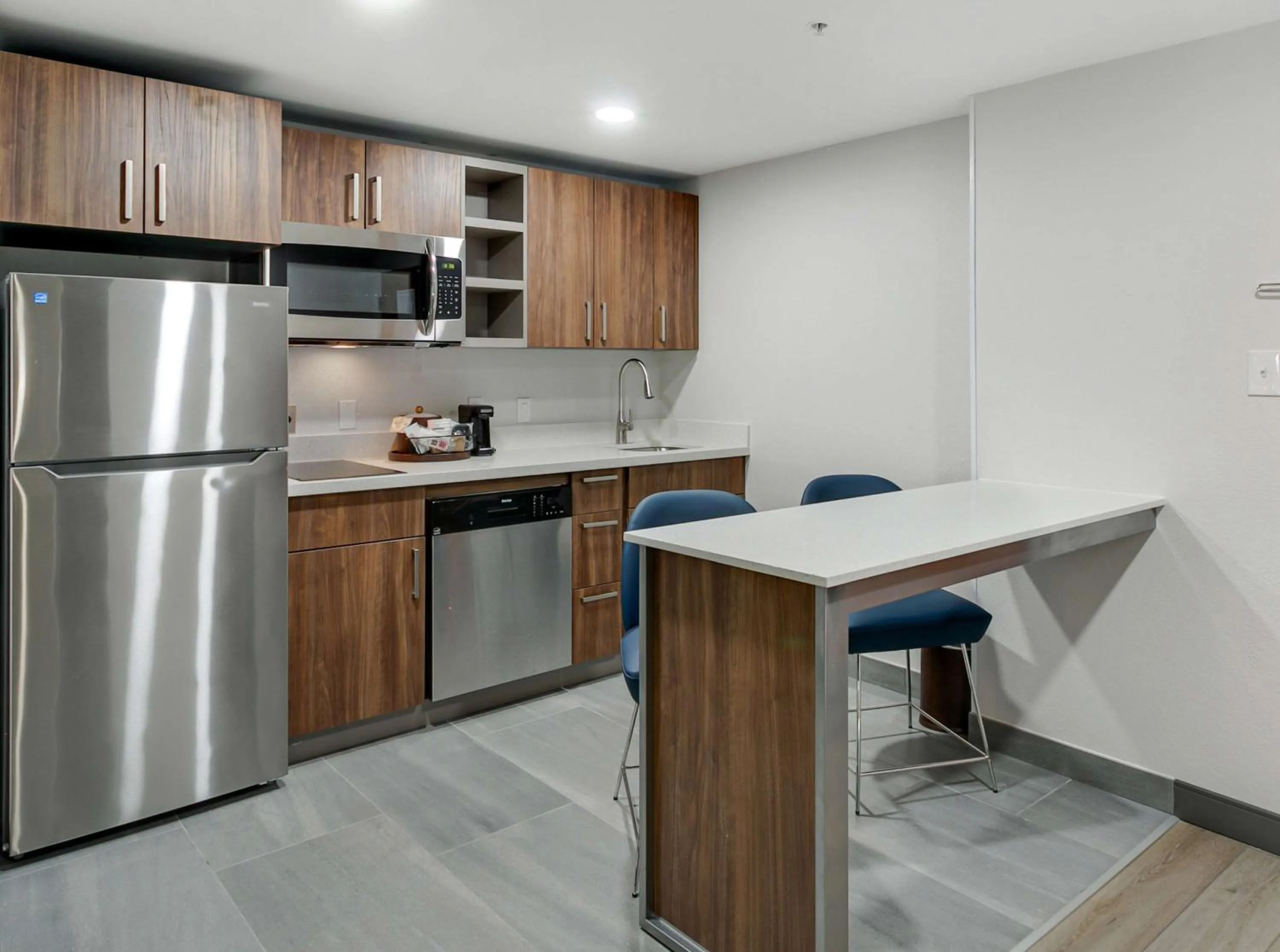 Kitchen or kitchenette in Hampton Inn Houston-Pearland, TX
