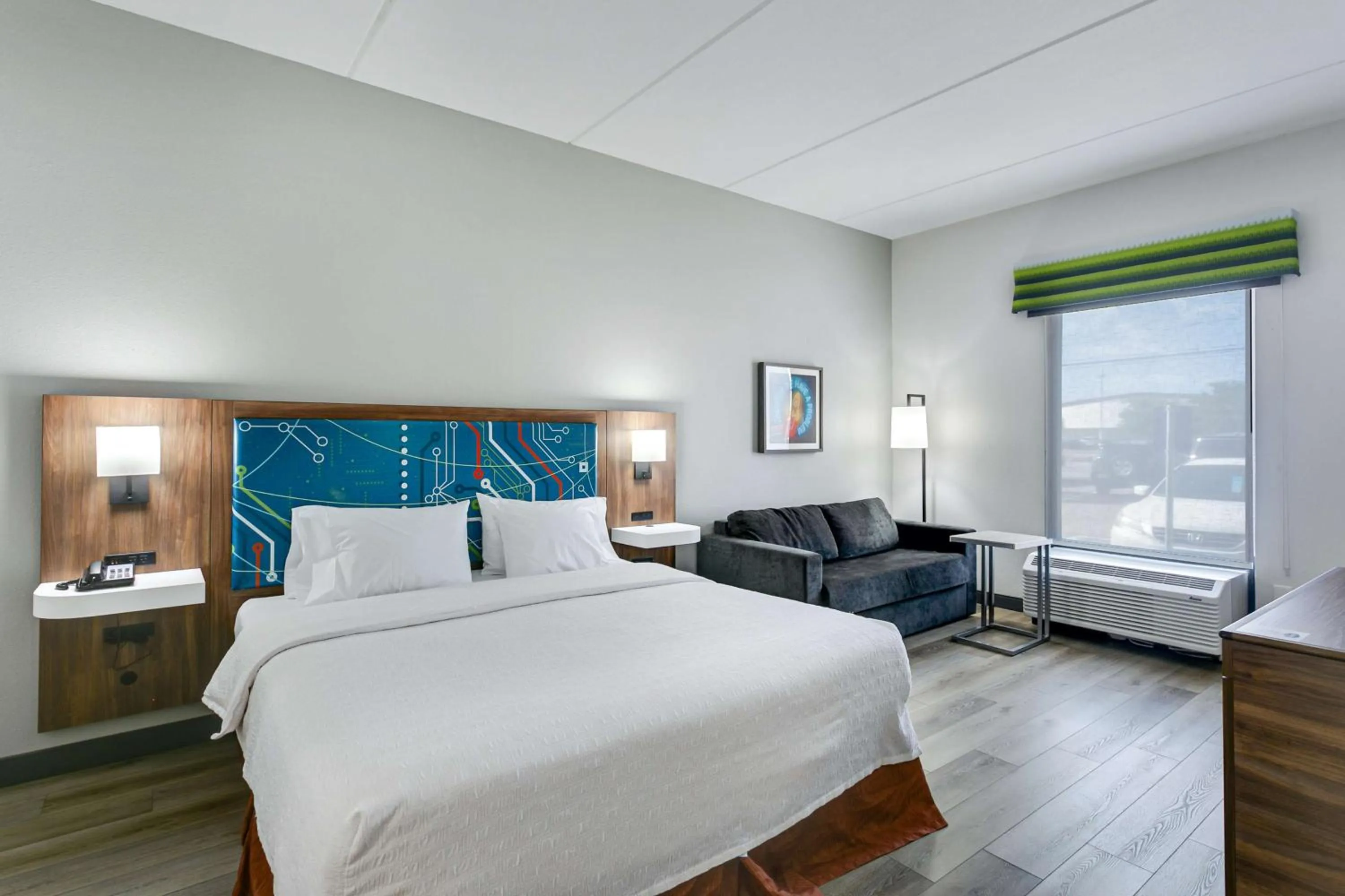 Living room, Bed in Hampton Inn Houston-Pearland, TX
