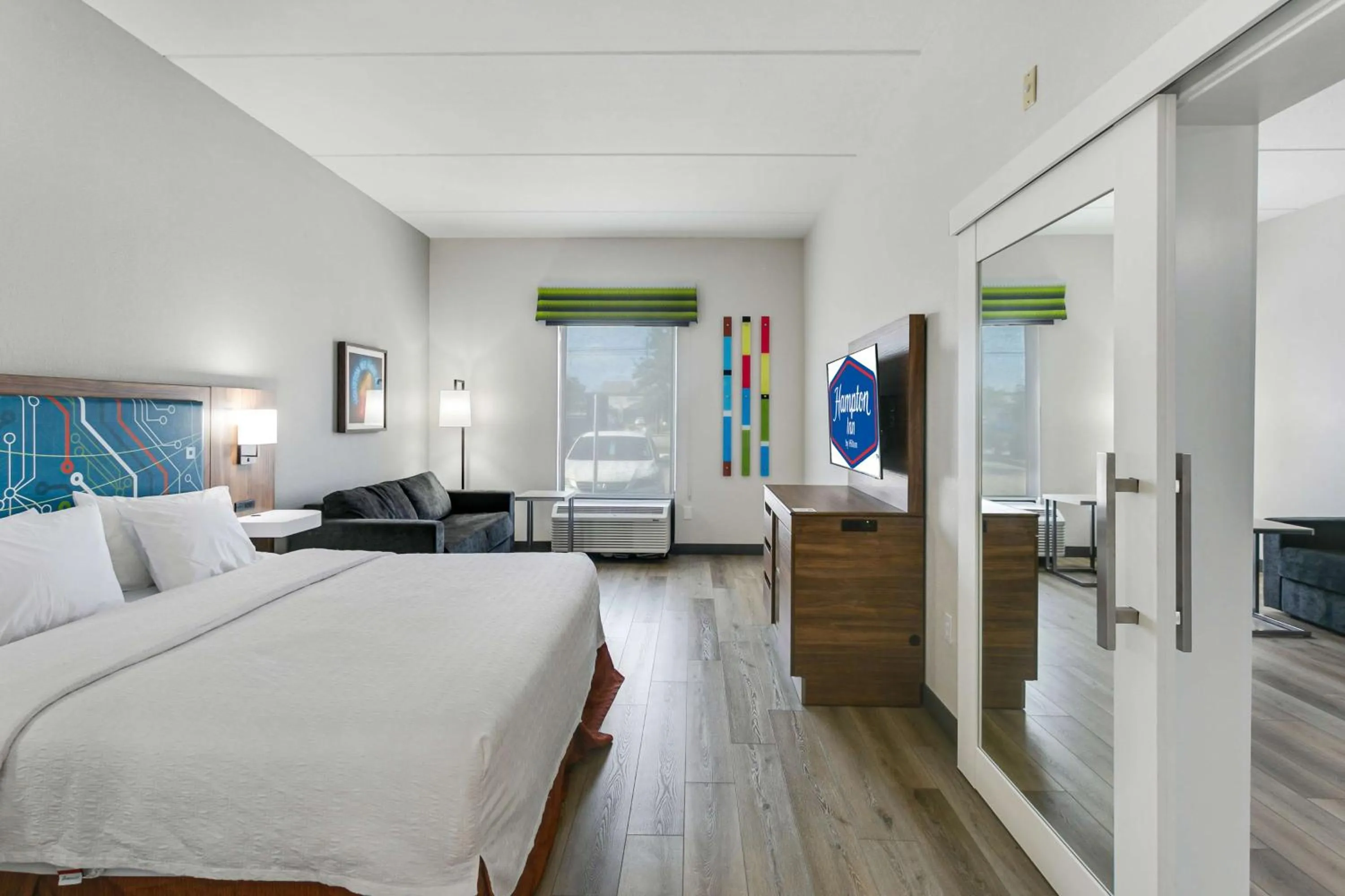 Living room, Bed in Hampton Inn Houston-Pearland, TX