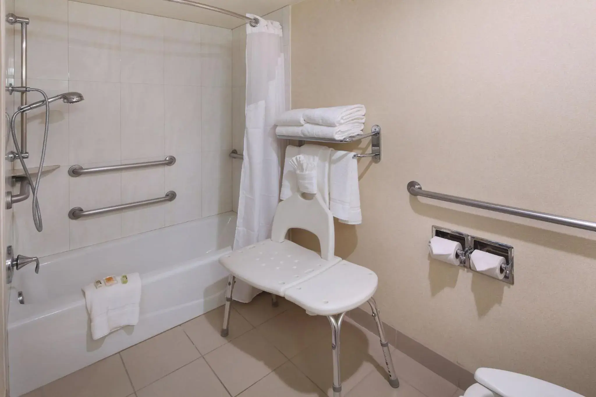 Suite with Mobility Accessible Tub - Non-Smoking in Holiday Inn Hotel & Suites Anaheim by IHG Suite with Mobility Accessible Tub - Non-Smoking in Holiday Inn Hotel & Suites Anaheim by IHG