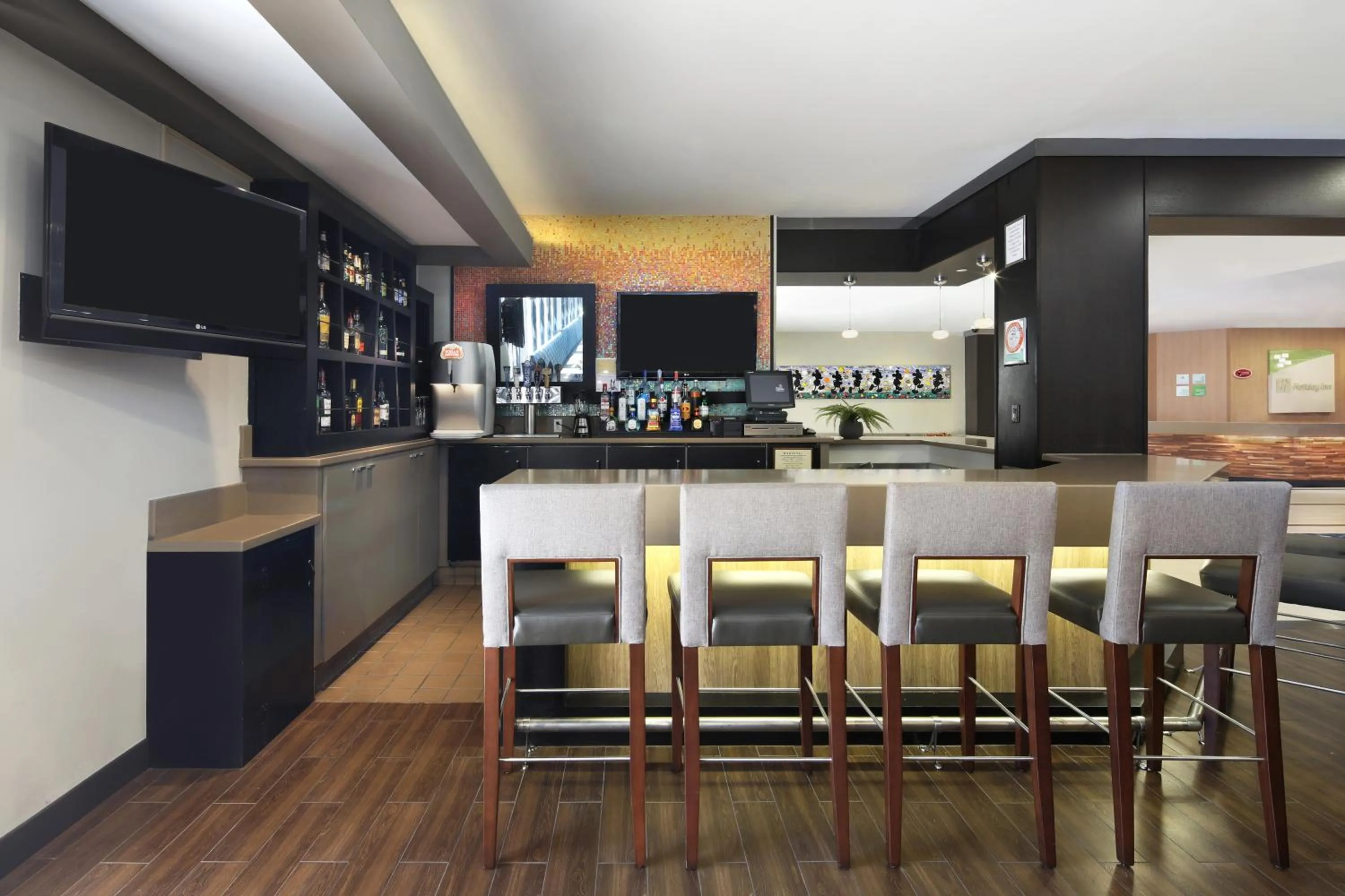 Lounge or bar in Holiday Inn Hotel & Suites Anaheim by IHG