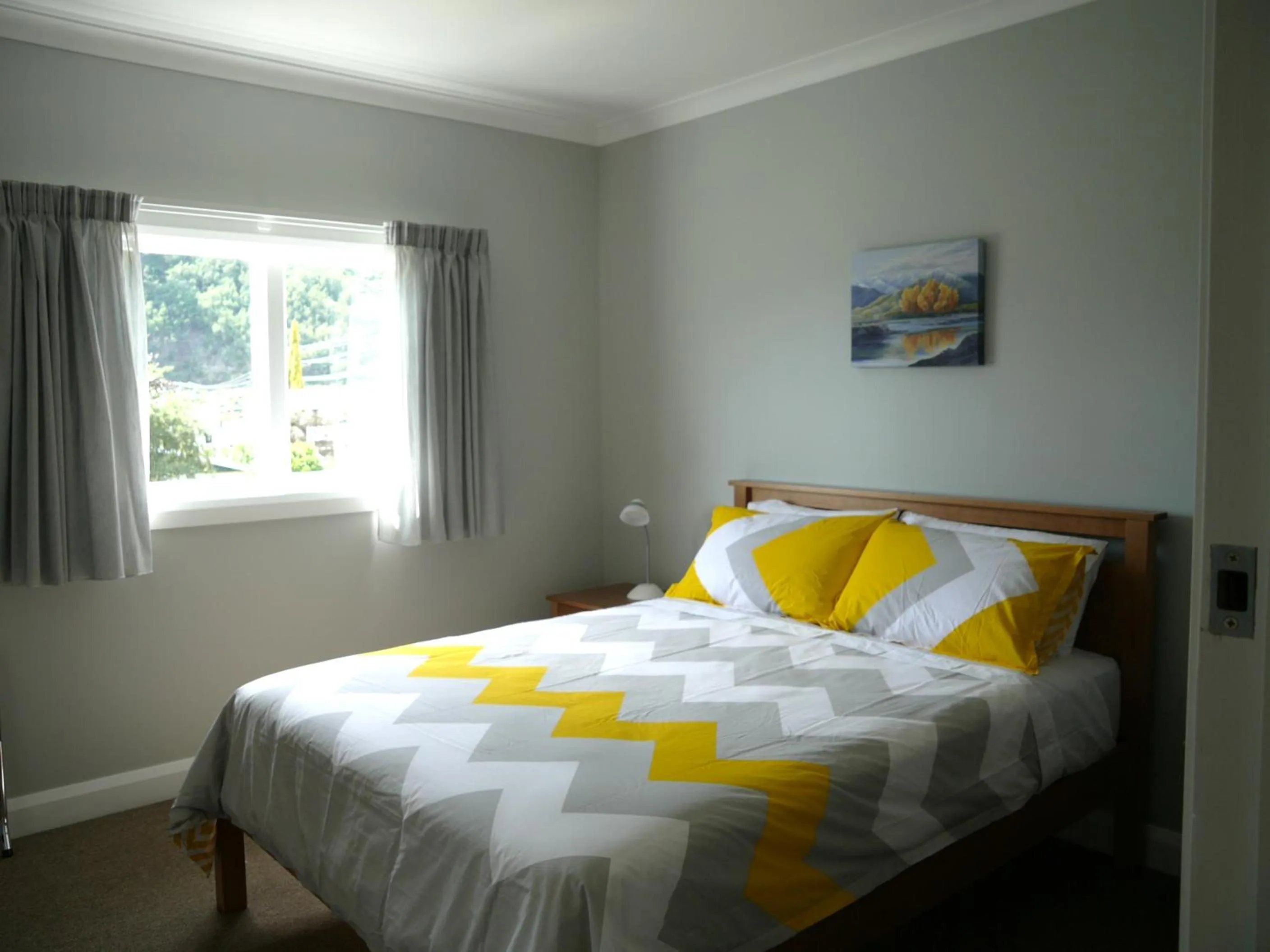 Shower, Bed in Top of the Town