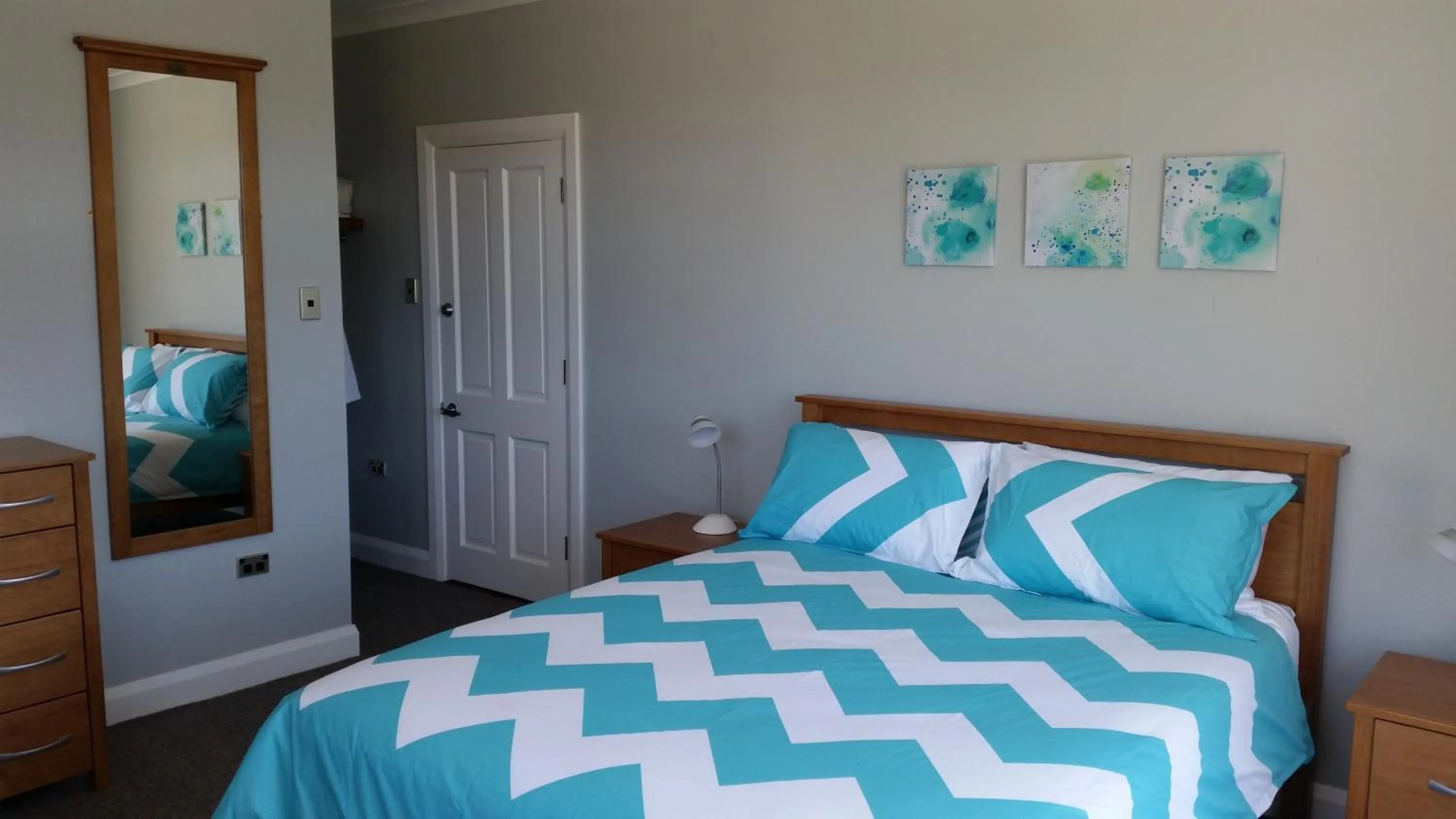 Shower, Bed in Top of the Town