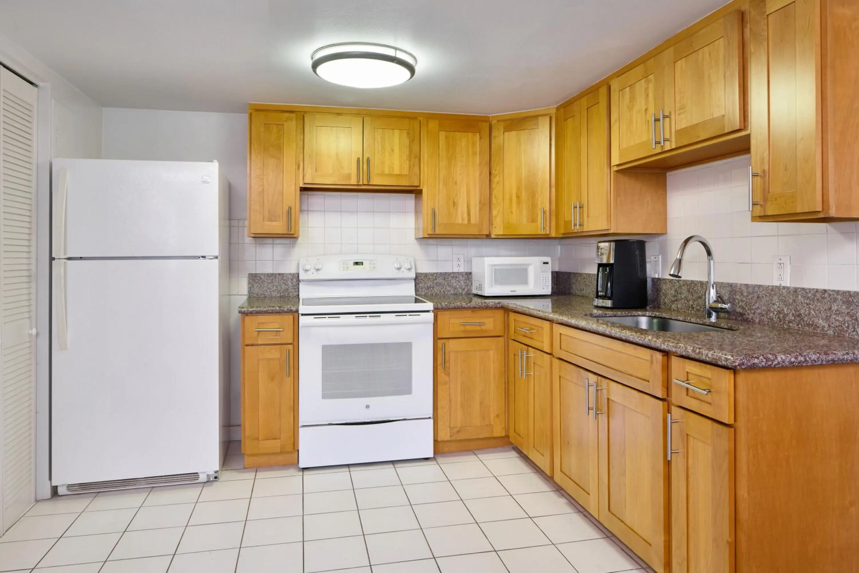 Kitchen or kitchenette in Ilikai Lite