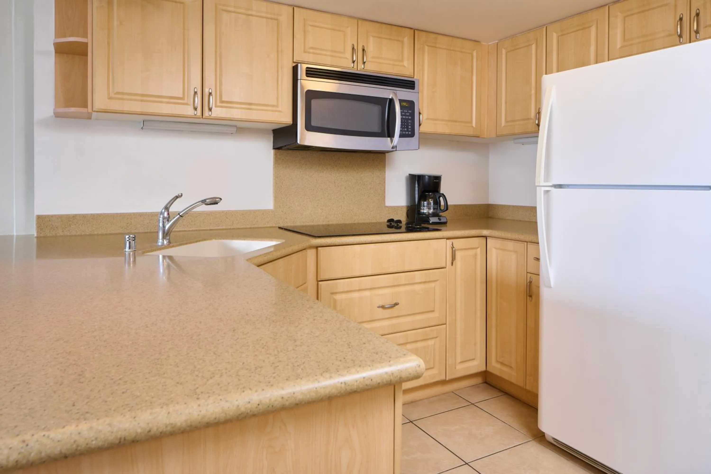 Kitchen or kitchenette in Ilikai Lite