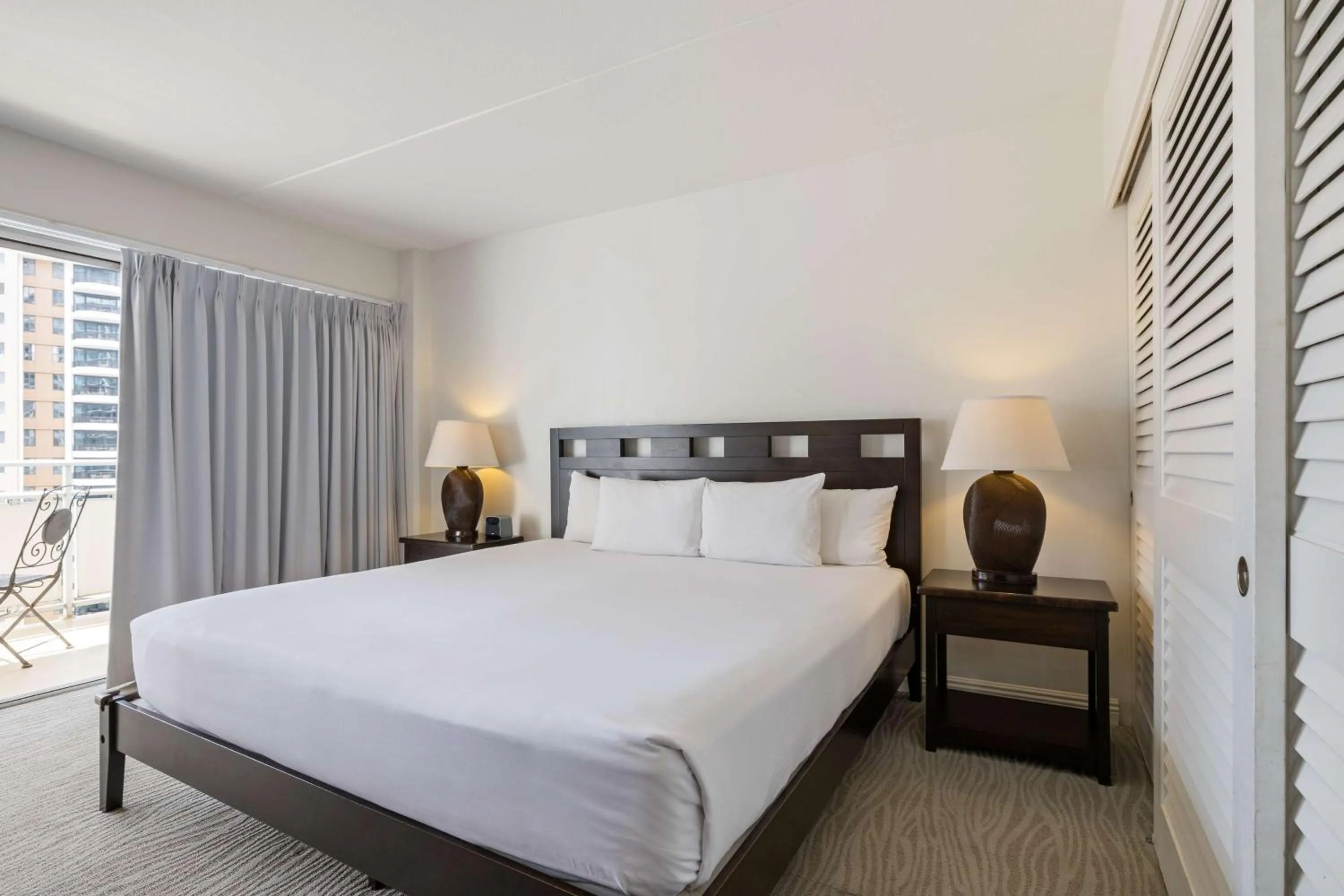 Photo of the whole room, Bed in Ilikai Lite