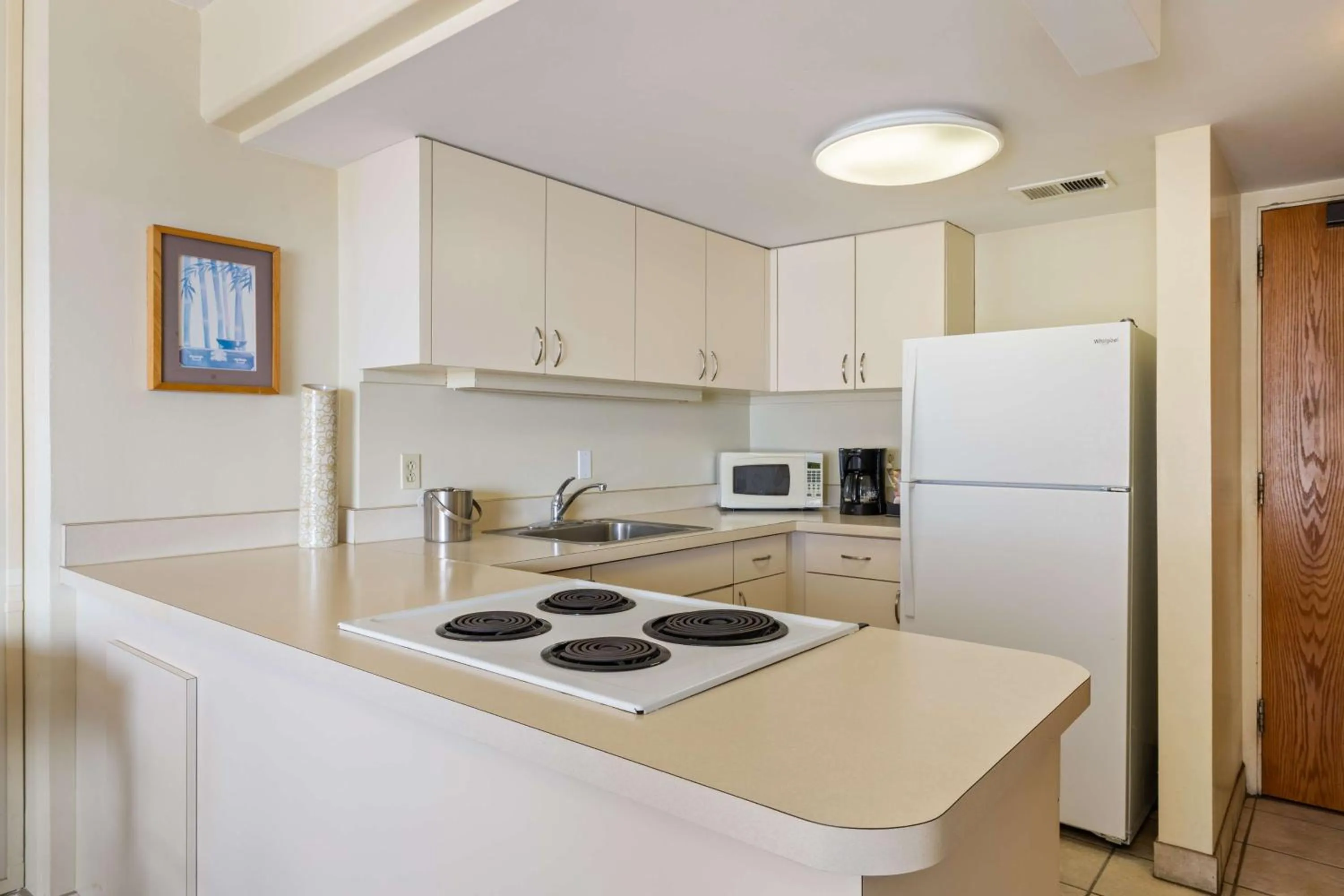 Kitchen or kitchenette in Ilikai Lite