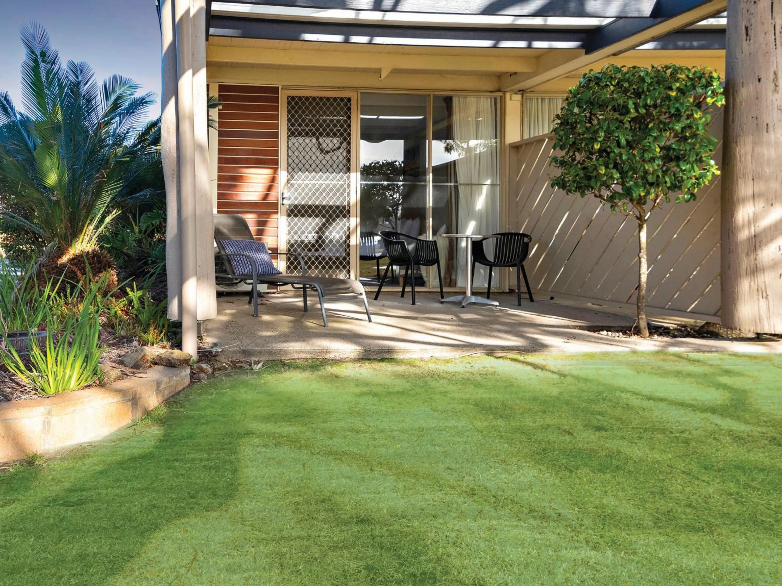 Standard Queen Motel Room in Tween Waters Merimbula