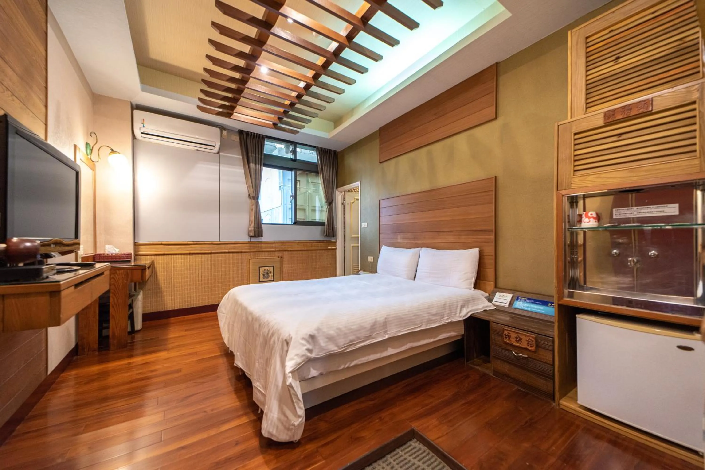 Photo of the whole room, Bed in Shankou Hotspring Hotel