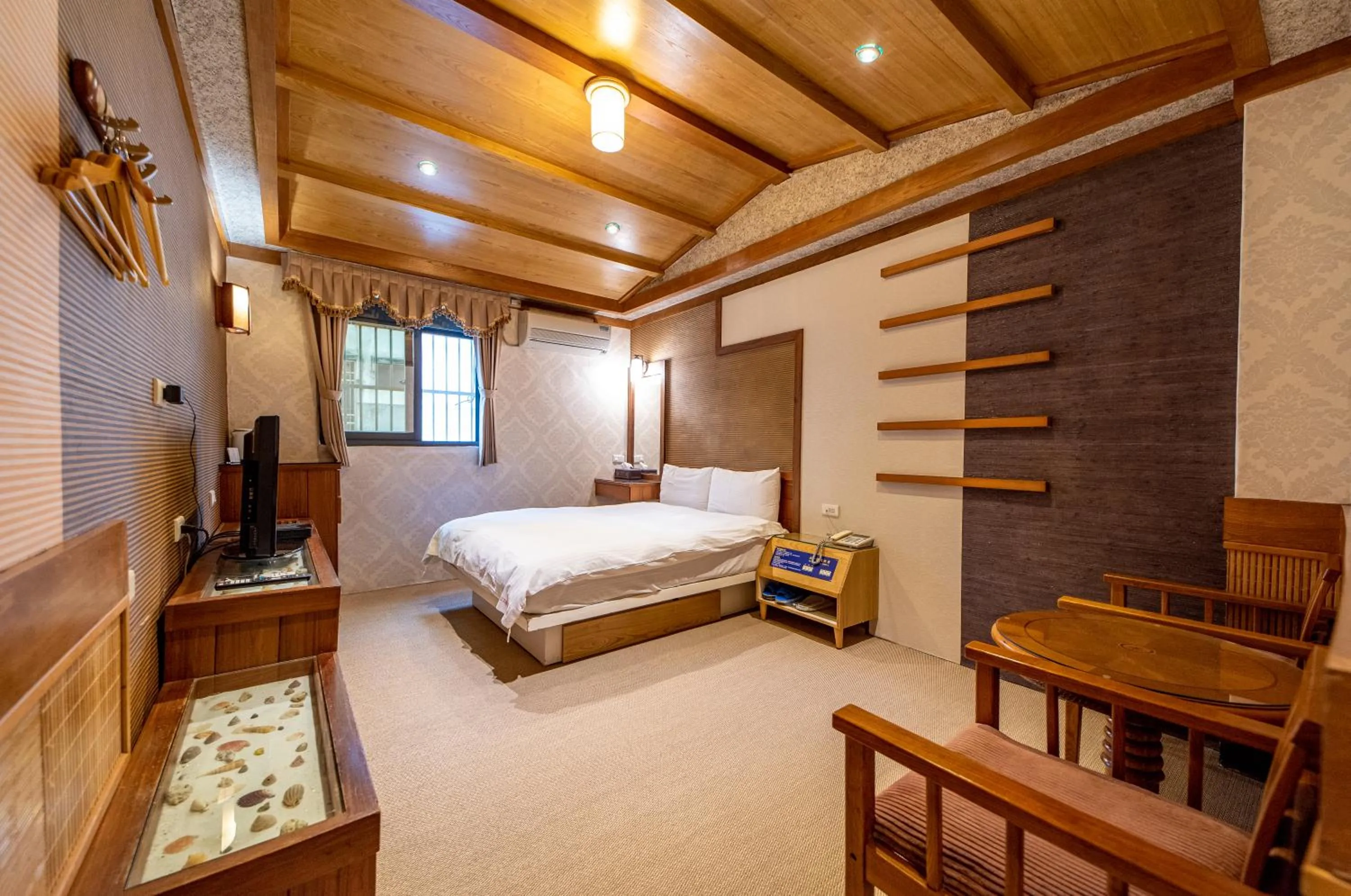 Photo of the whole room, Bed in Shankou Hotspring Hotel