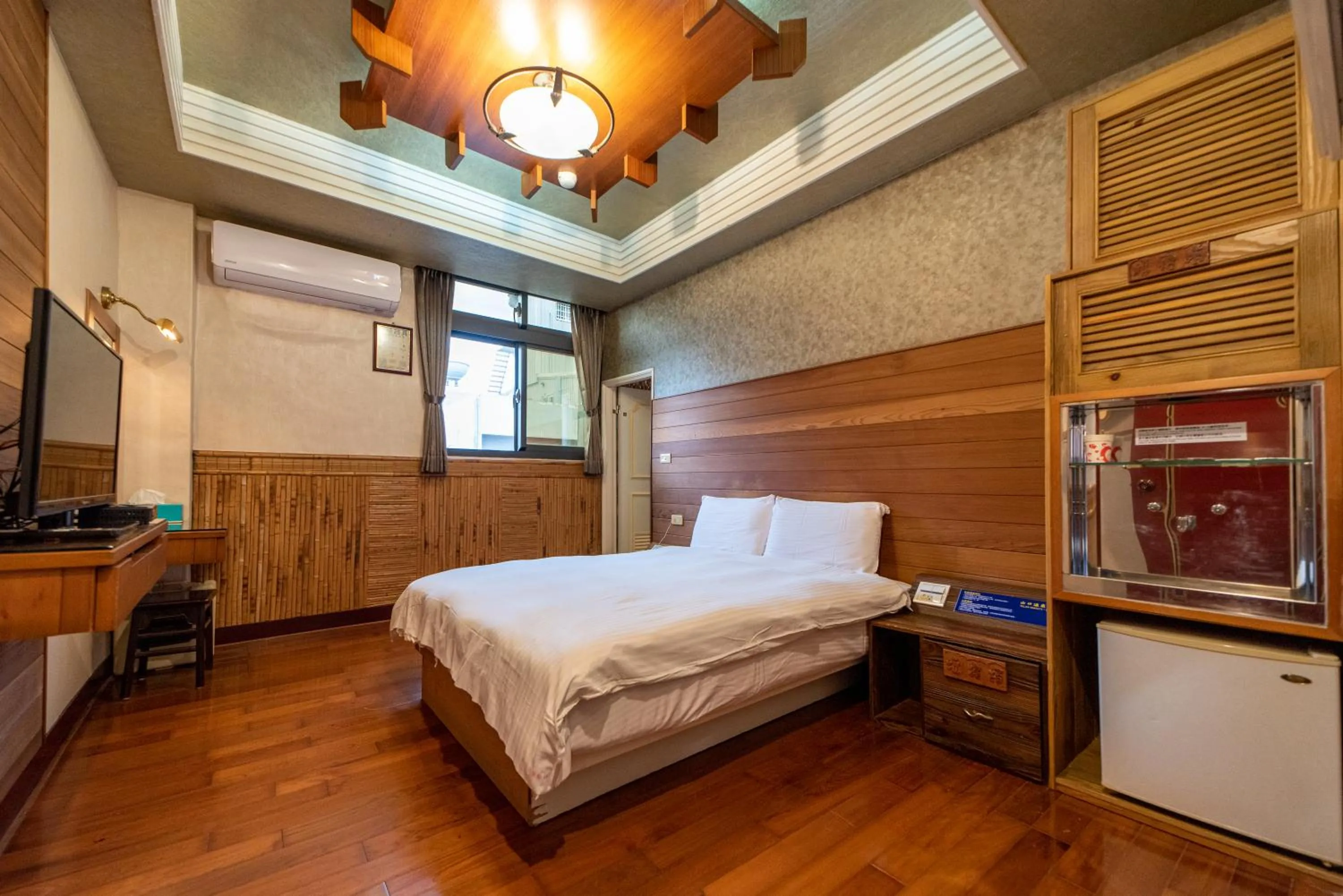 Photo of the whole room, Bed in Shankou Hotspring Hotel