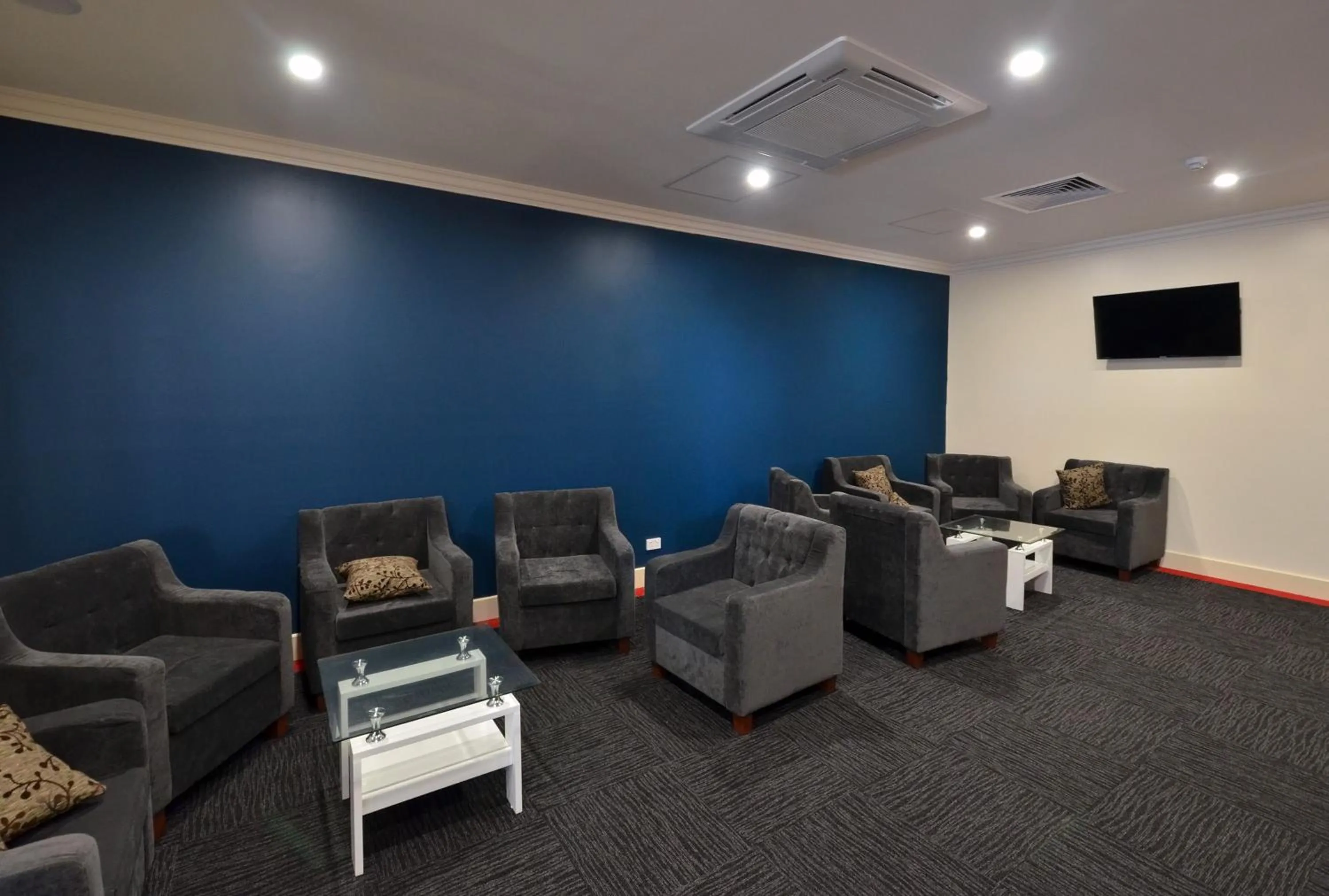 Communal lounge/ TV room in Parklane Motel Murray Bridge