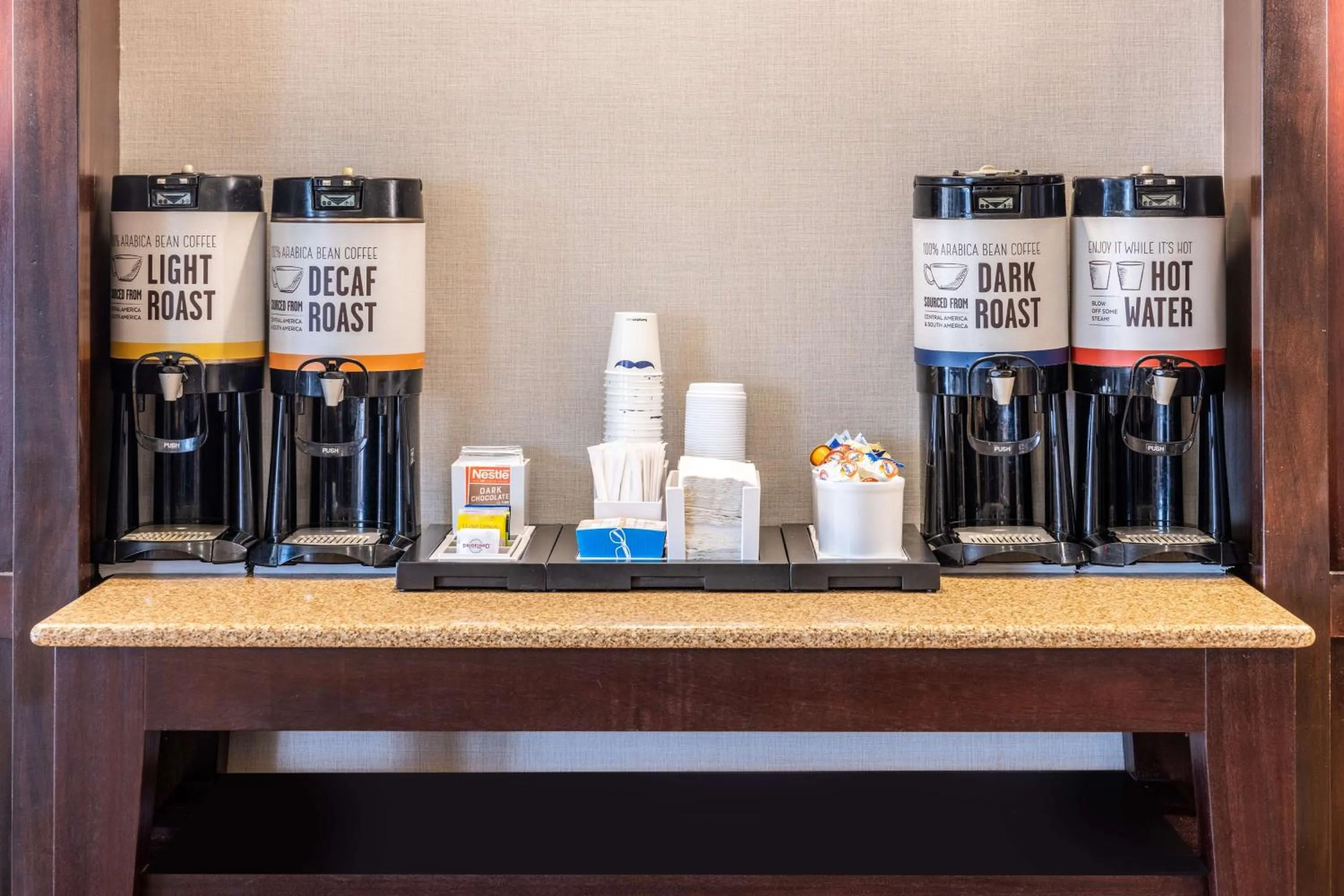 Dining area in Hampton Inn Manassas