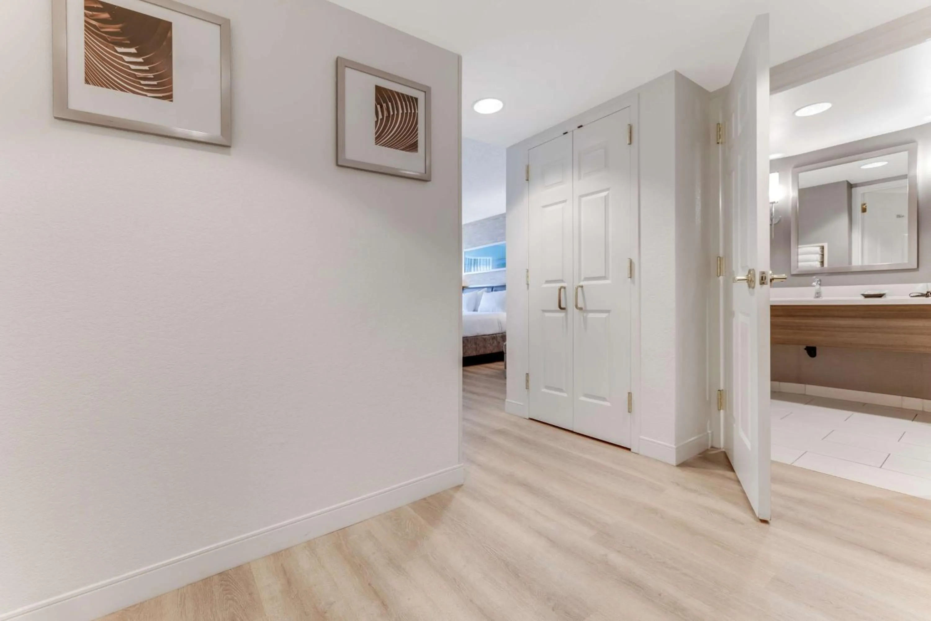 Photo of the whole room in Sonesta Anaheim Resort Area