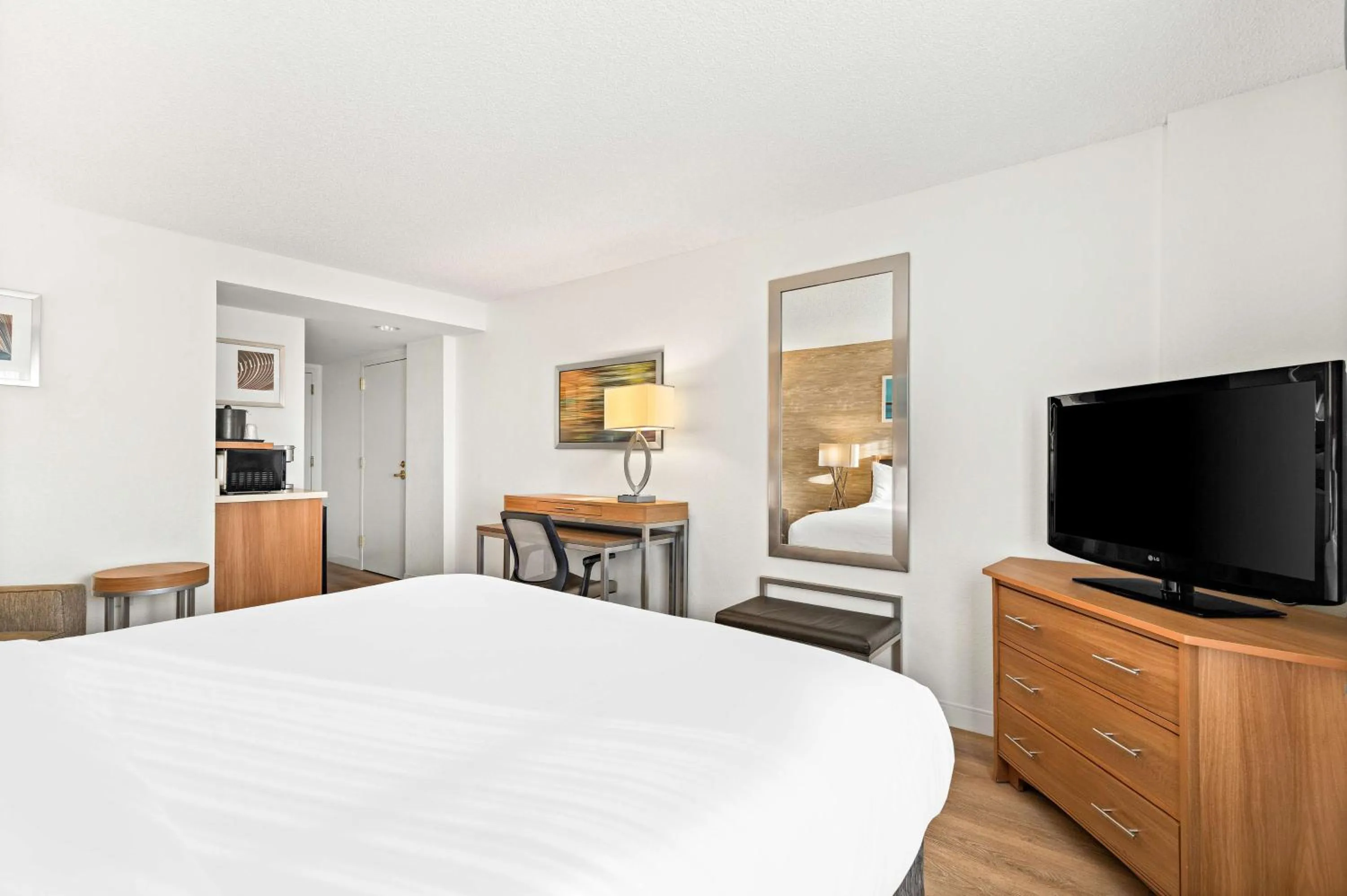 Bedroom, Bed in Sonesta Anaheim Resort Area