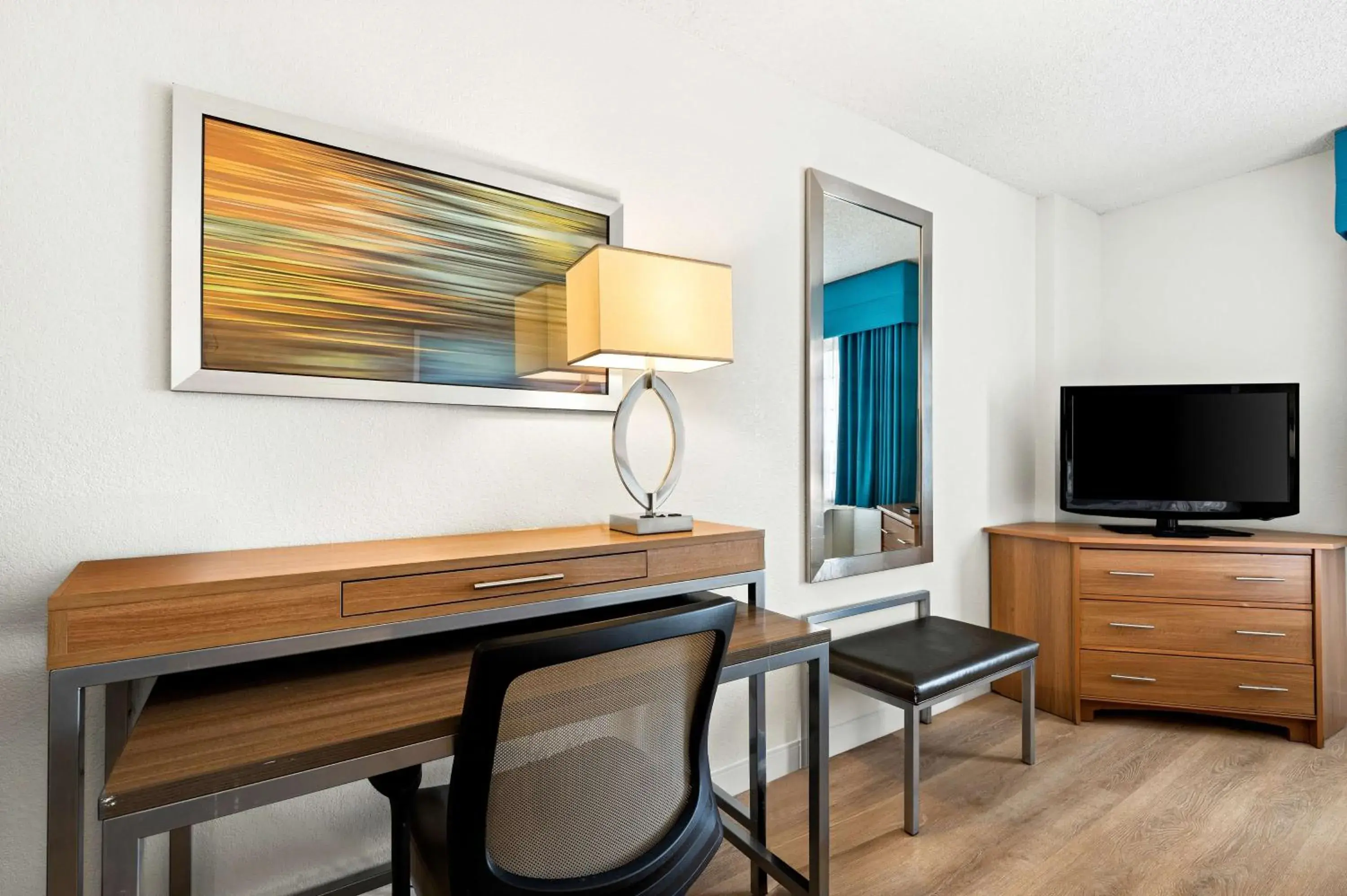 Deluxe King Room - Mobility Accessible in Sonesta Anaheim Resort Area Deluxe King Room - Mobility Accessible in Sonesta Anaheim Resort Area