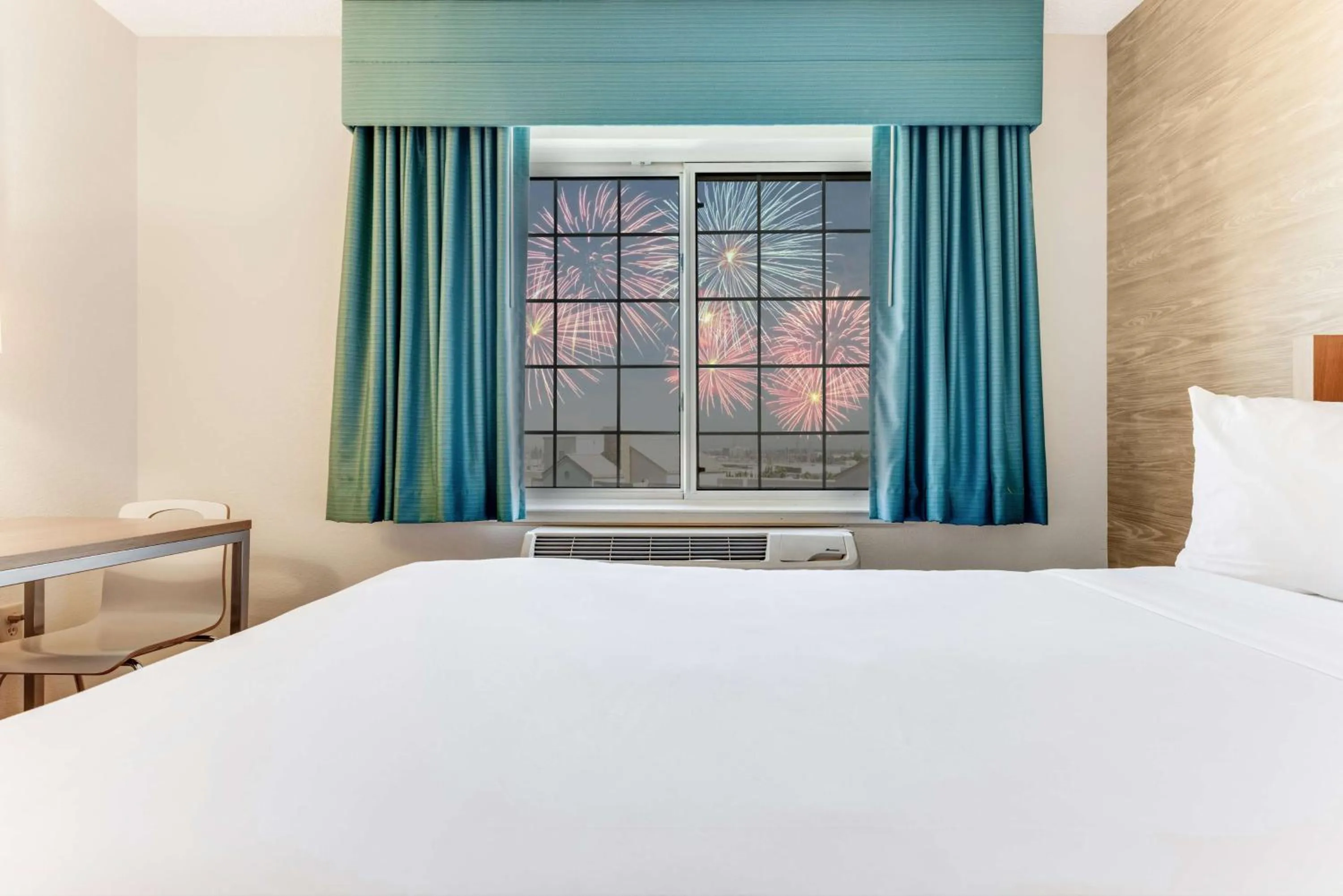 Bedroom, Bed in Sonesta Anaheim Resort Area