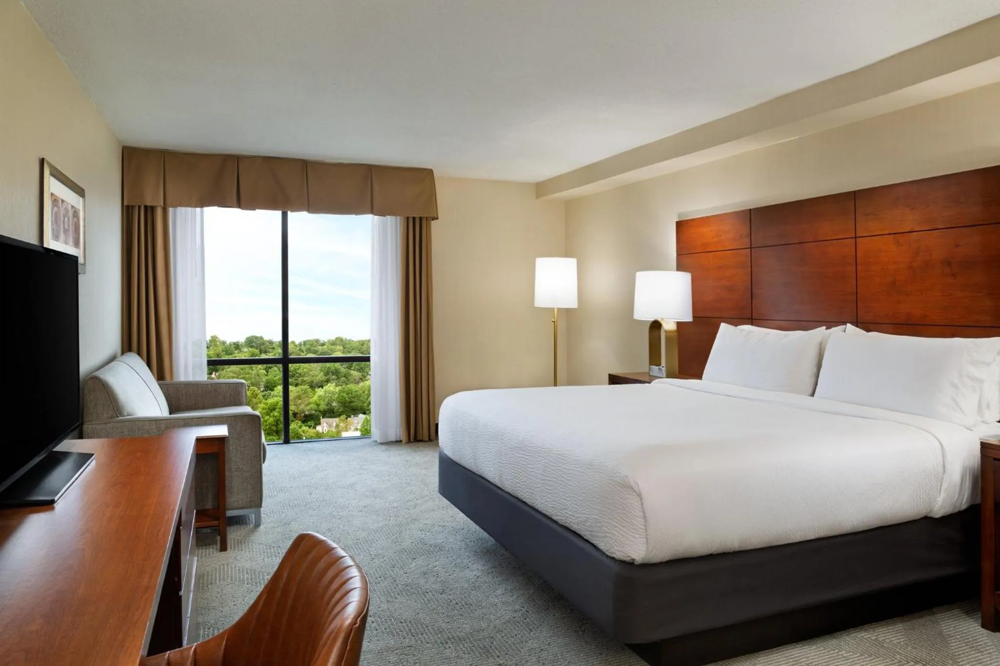 Photo of the whole room, Bed in Holiday Inn National Airport/Crystal City by IHG