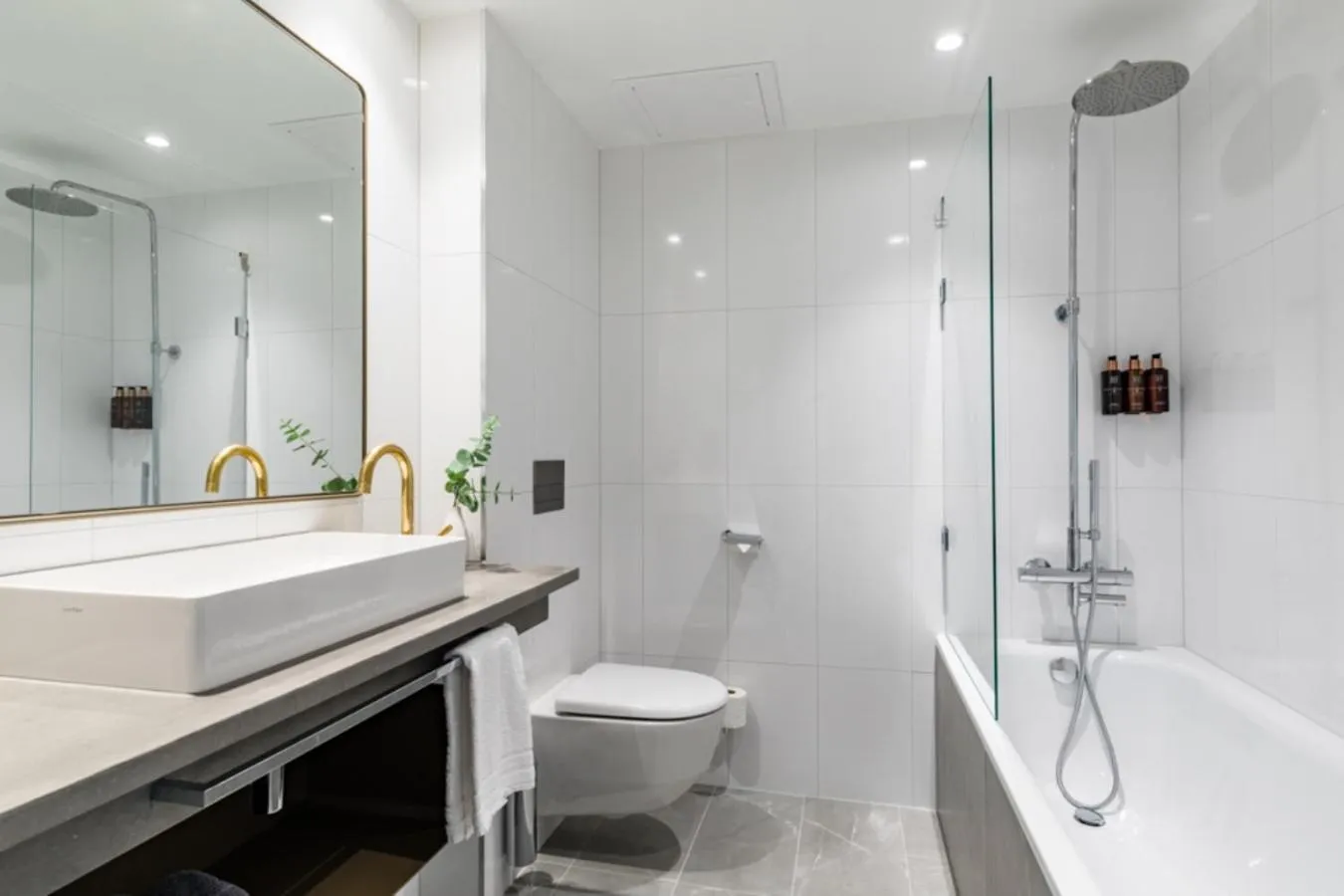 Toilet in Clarion Hotel Gillet