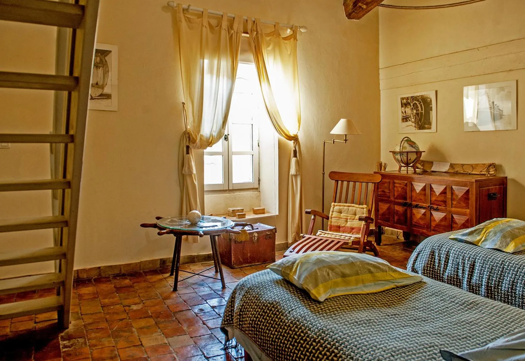 Photo of the whole room, Bed in Demeure de Digoine "Chambre d'Hotes"