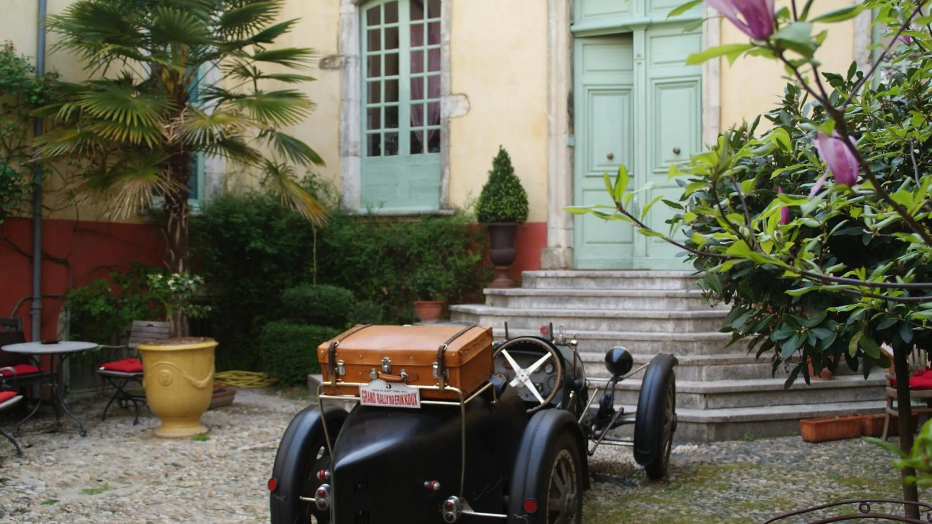 Facade/entrance in Demeure de Digoine "Chambre d'Hotes"