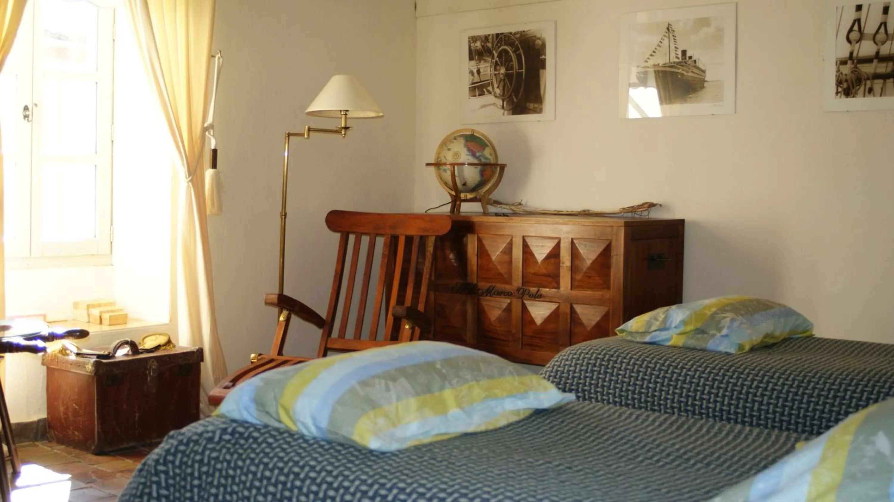 Photo of the whole room, Bed in Demeure de Digoine "Chambre d'Hotes"