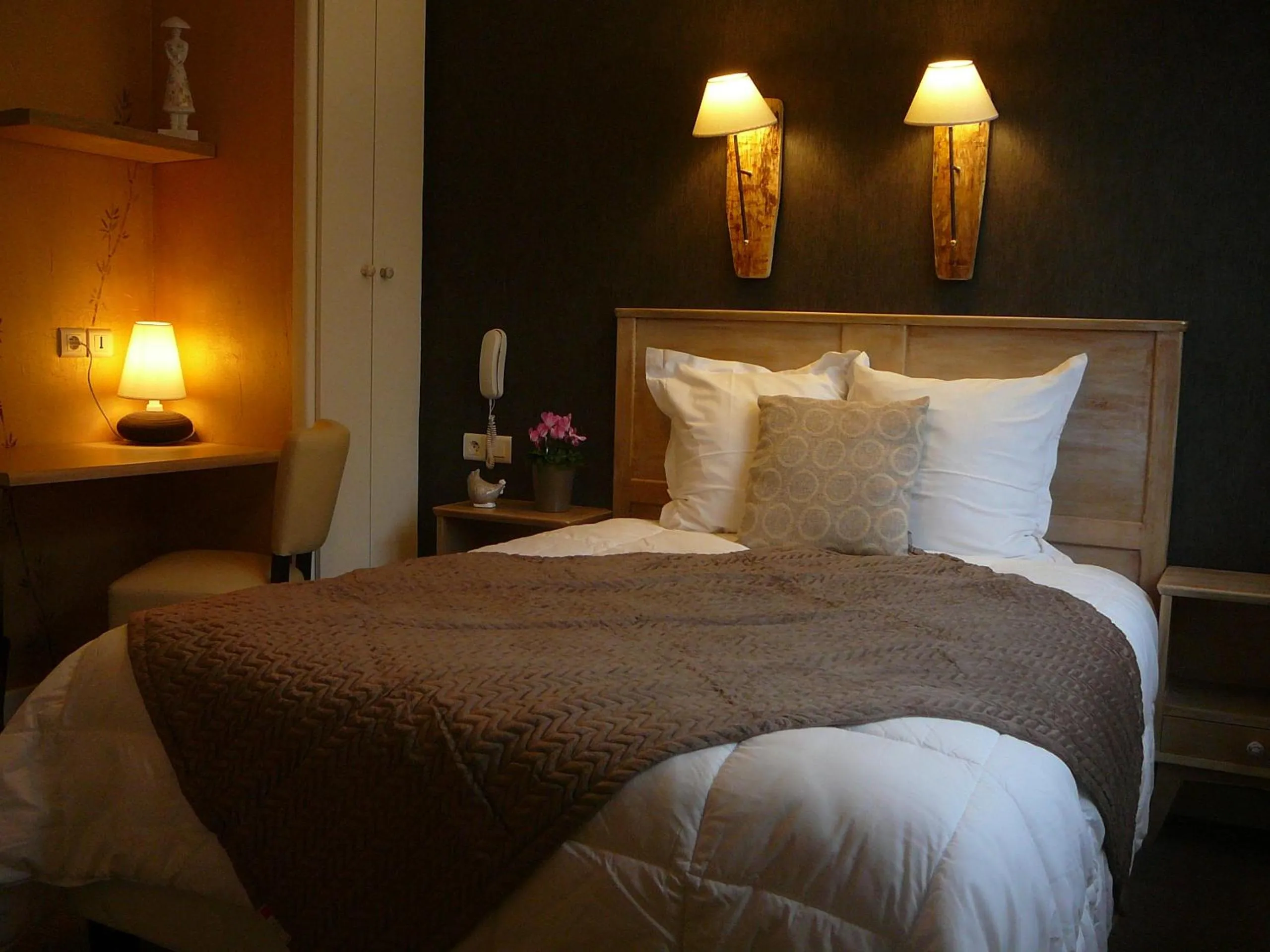 Bedroom, Bed in Au Soleil d'Or