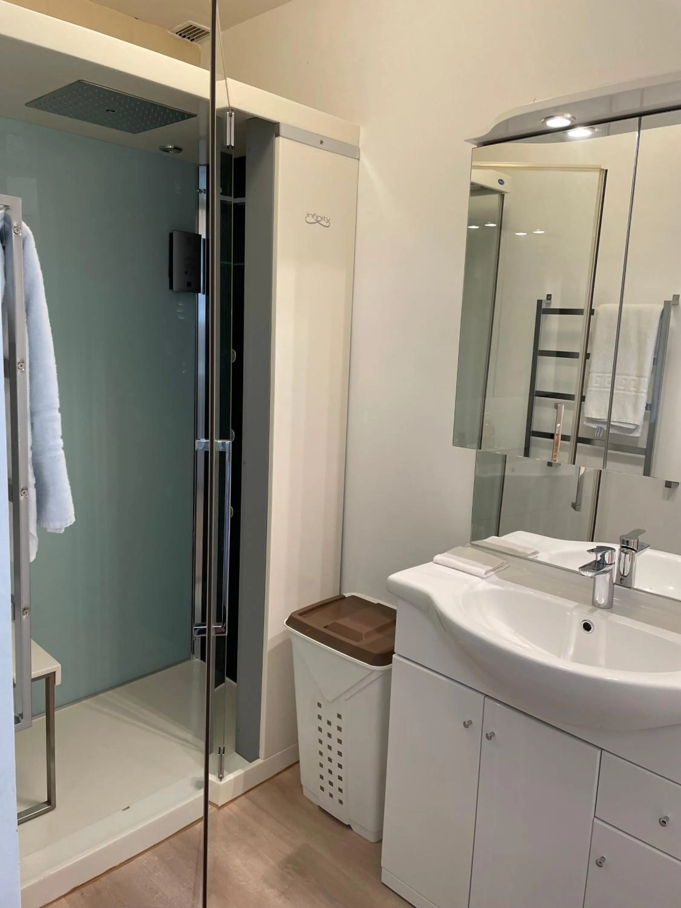 Shower in Au Soleil d'Or