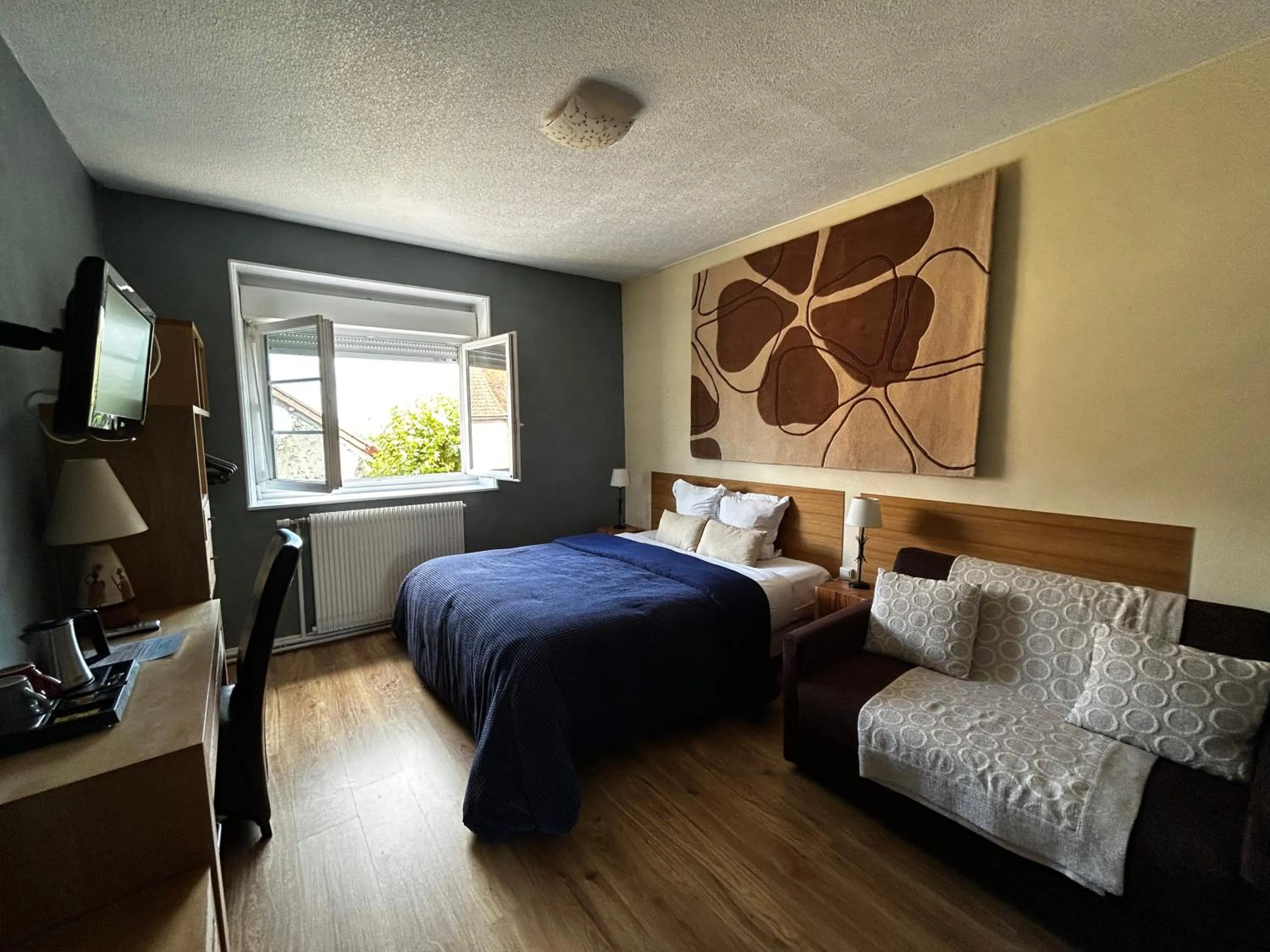 Bedroom, Bed in Au Soleil d'Or