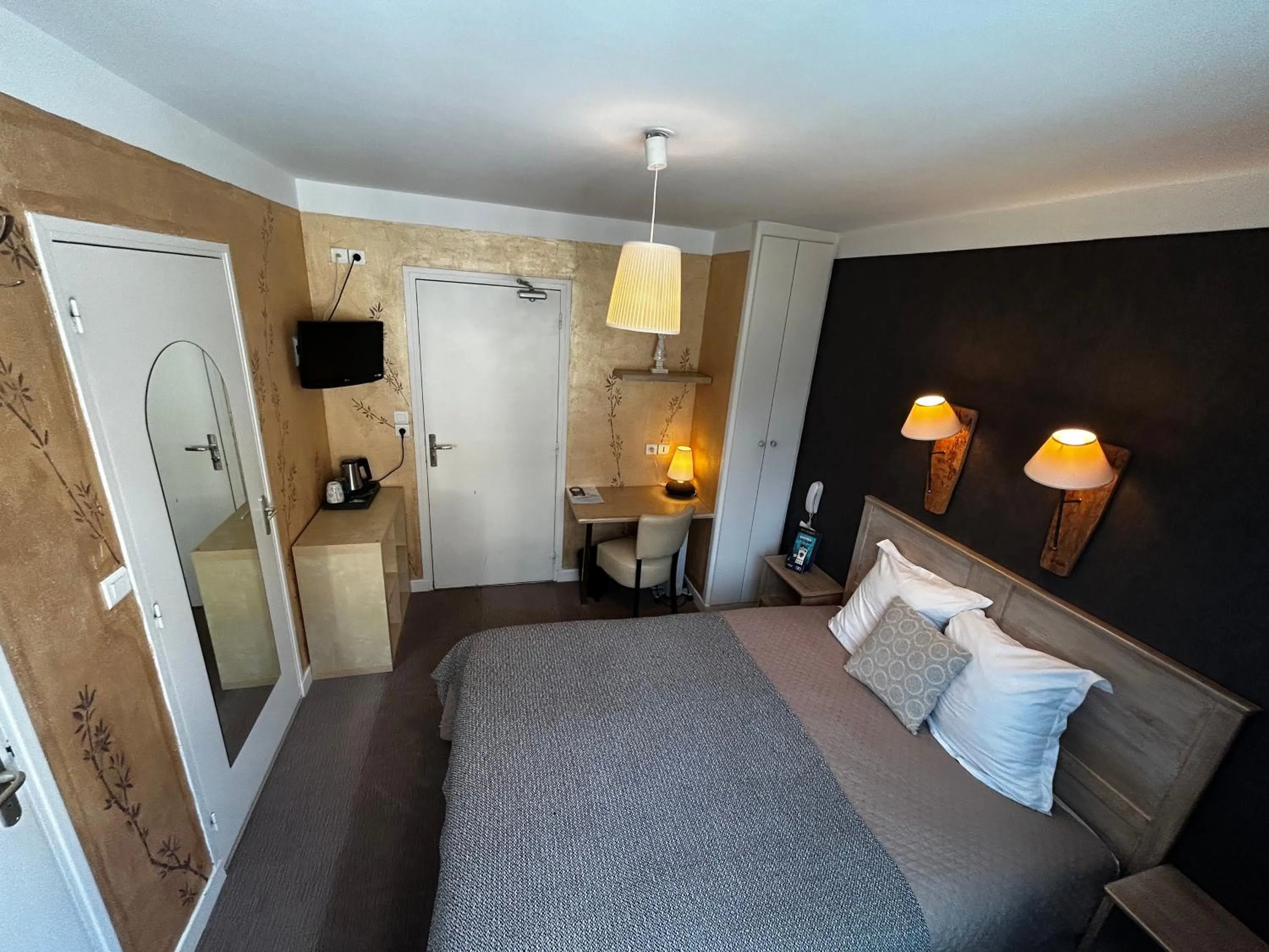 Bedroom, Bed in Au Soleil d'Or