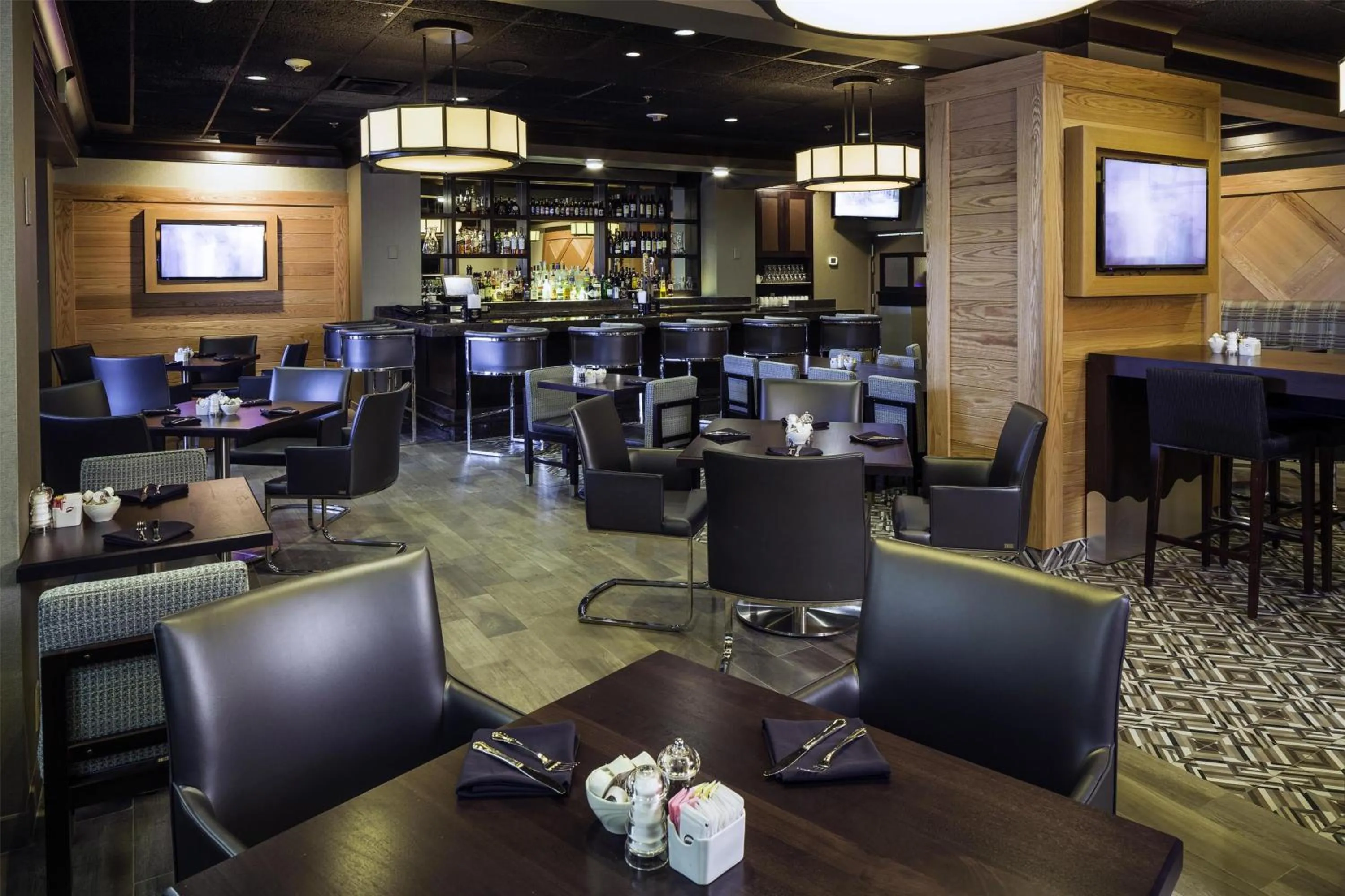 Restaurant/places to eat in DoubleTree by Hilton Hotel Wilmington