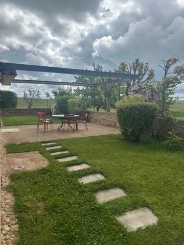 Patio in Hôtel-Restaurant le Château de Besseuil, Mâcon Nord - Teritoria