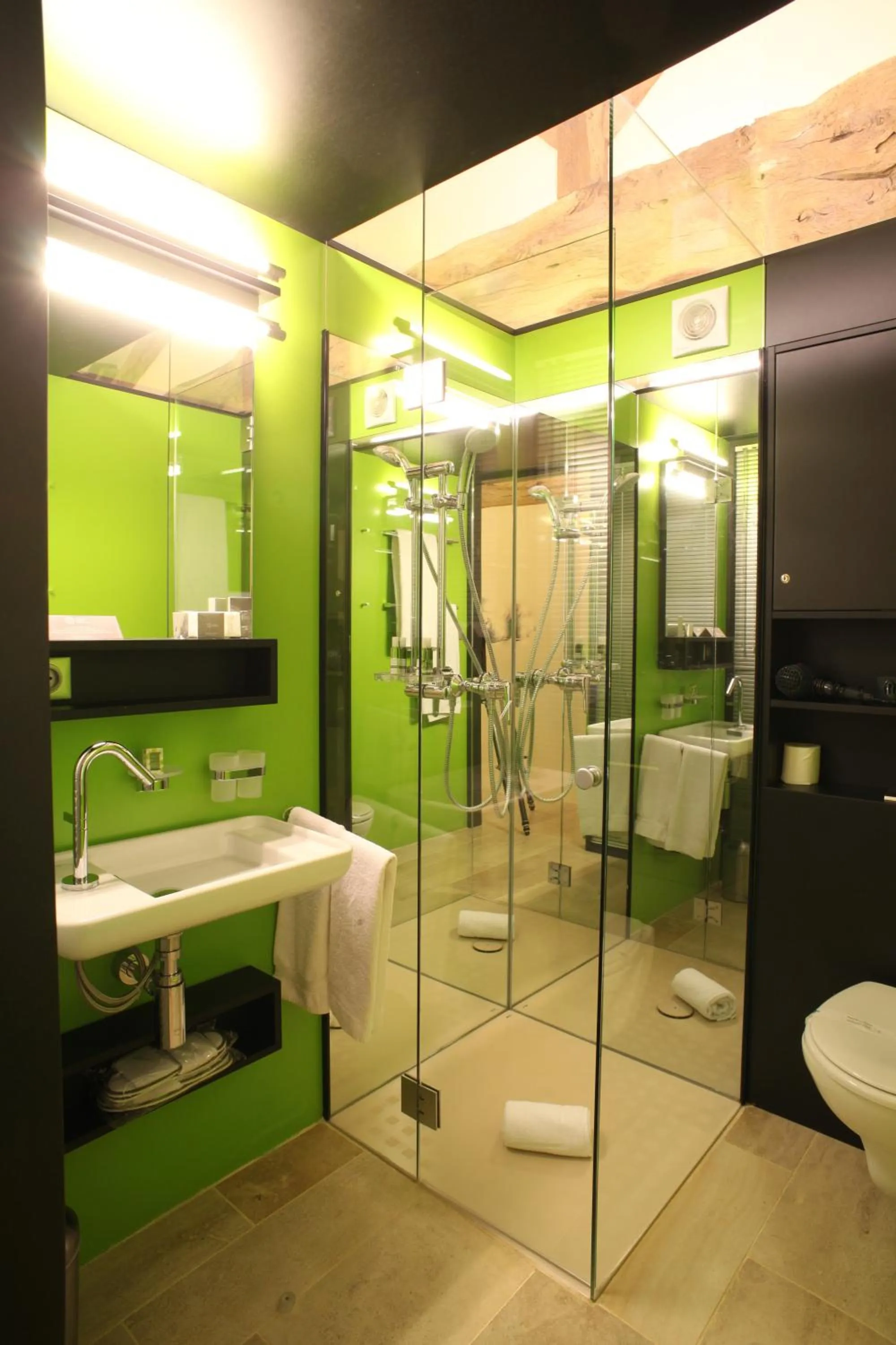 Shower in Hôtel-Restaurant le Château de Besseuil, Mâcon Nord - Teritoria