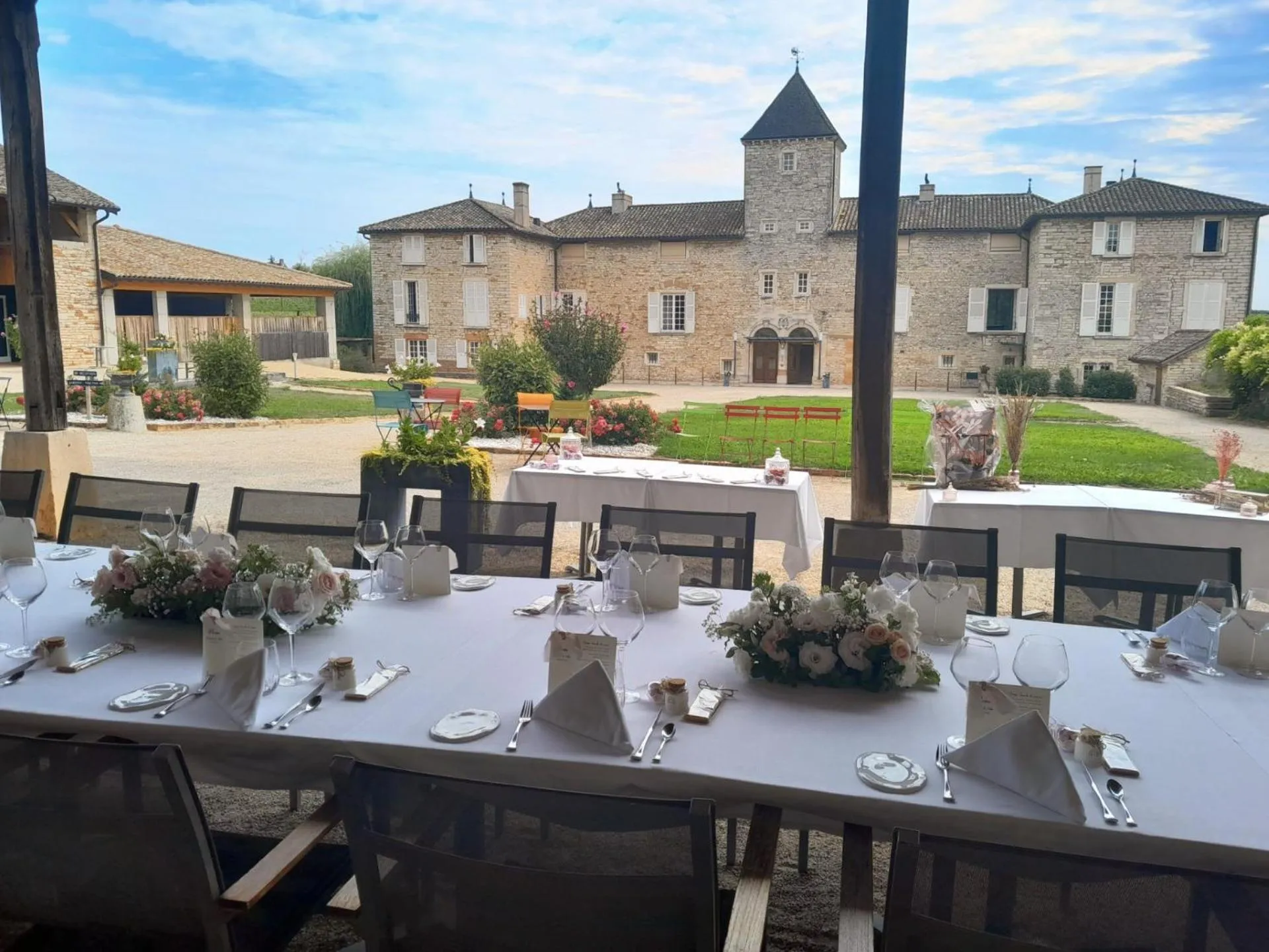 Property building in Hôtel-Restaurant le Château de Besseuil, Mâcon Nord - Teritoria