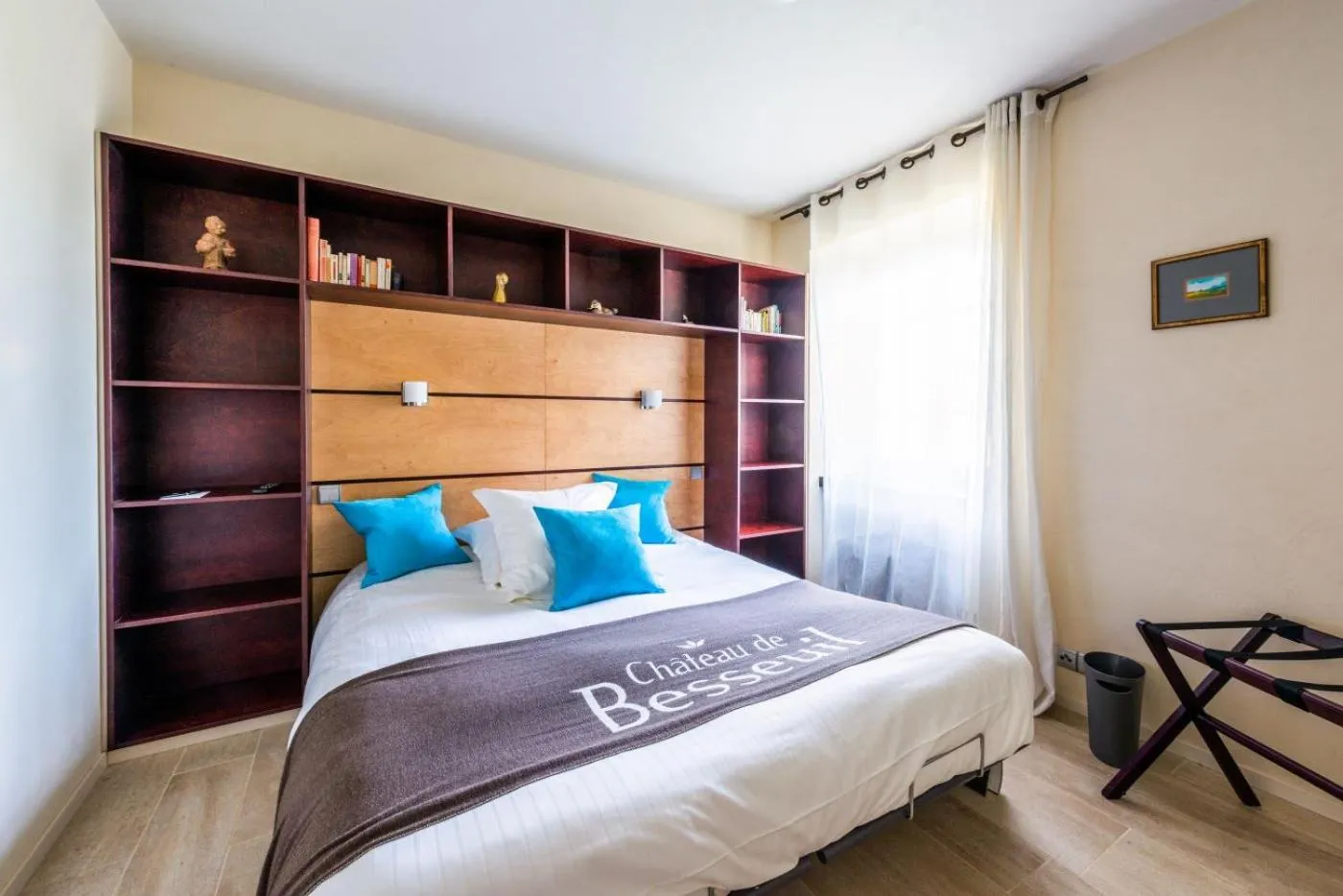 TV and multimedia, Bed in Hôtel-Restaurant le Château de Besseuil, Mâcon Nord - Teritoria