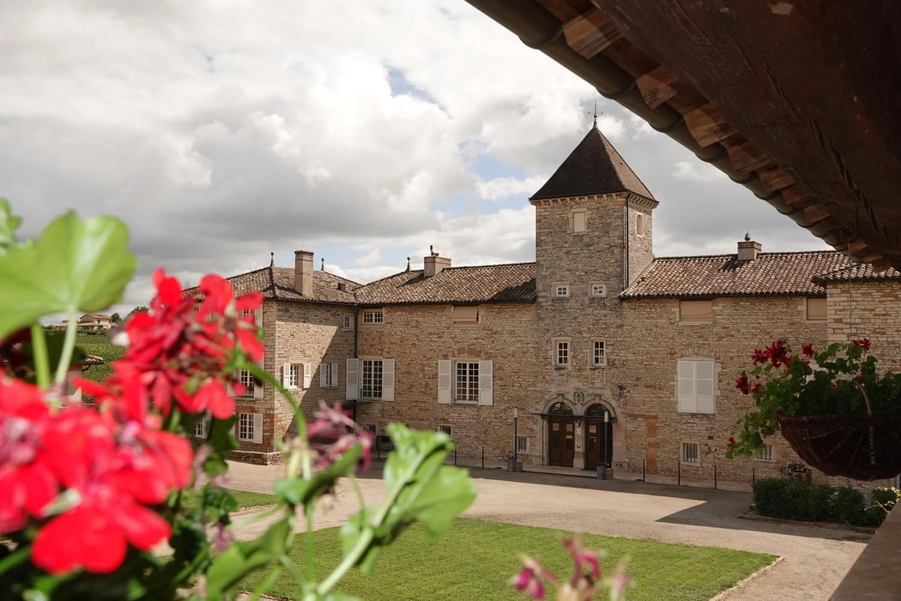 Property building in Teritoria le Château de Besseuil