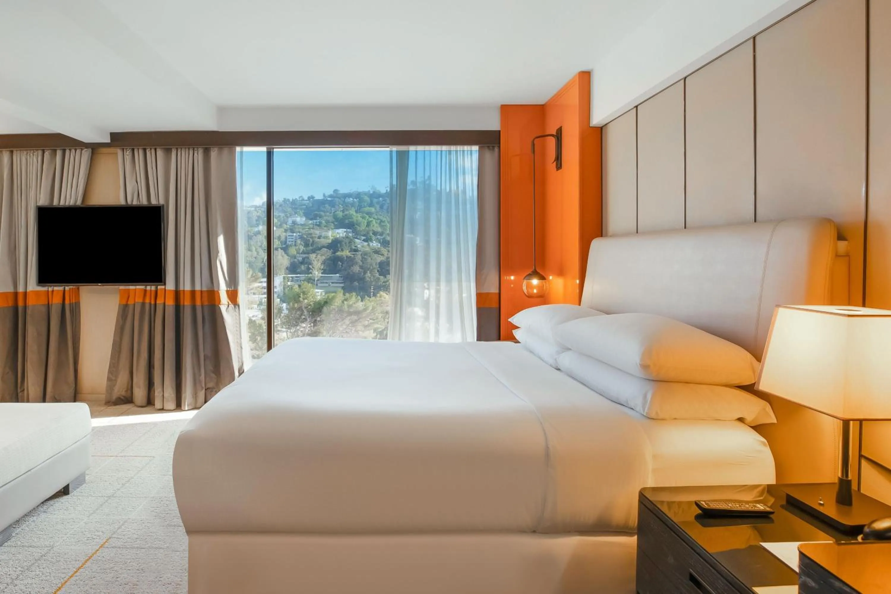 Photo of the whole room, Bed in Sheraton Universal