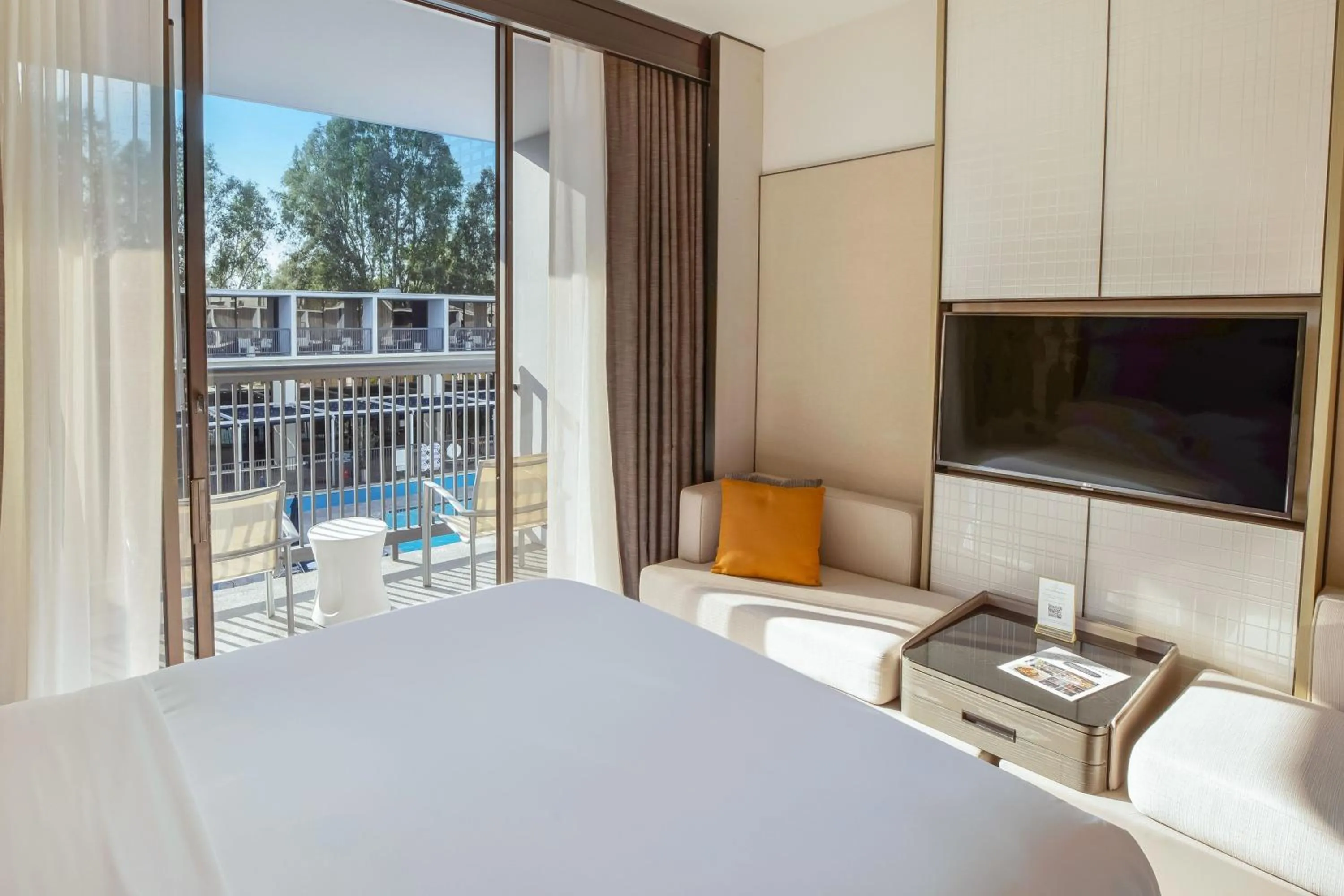 Photo of the whole room, Bed in Sheraton Universal