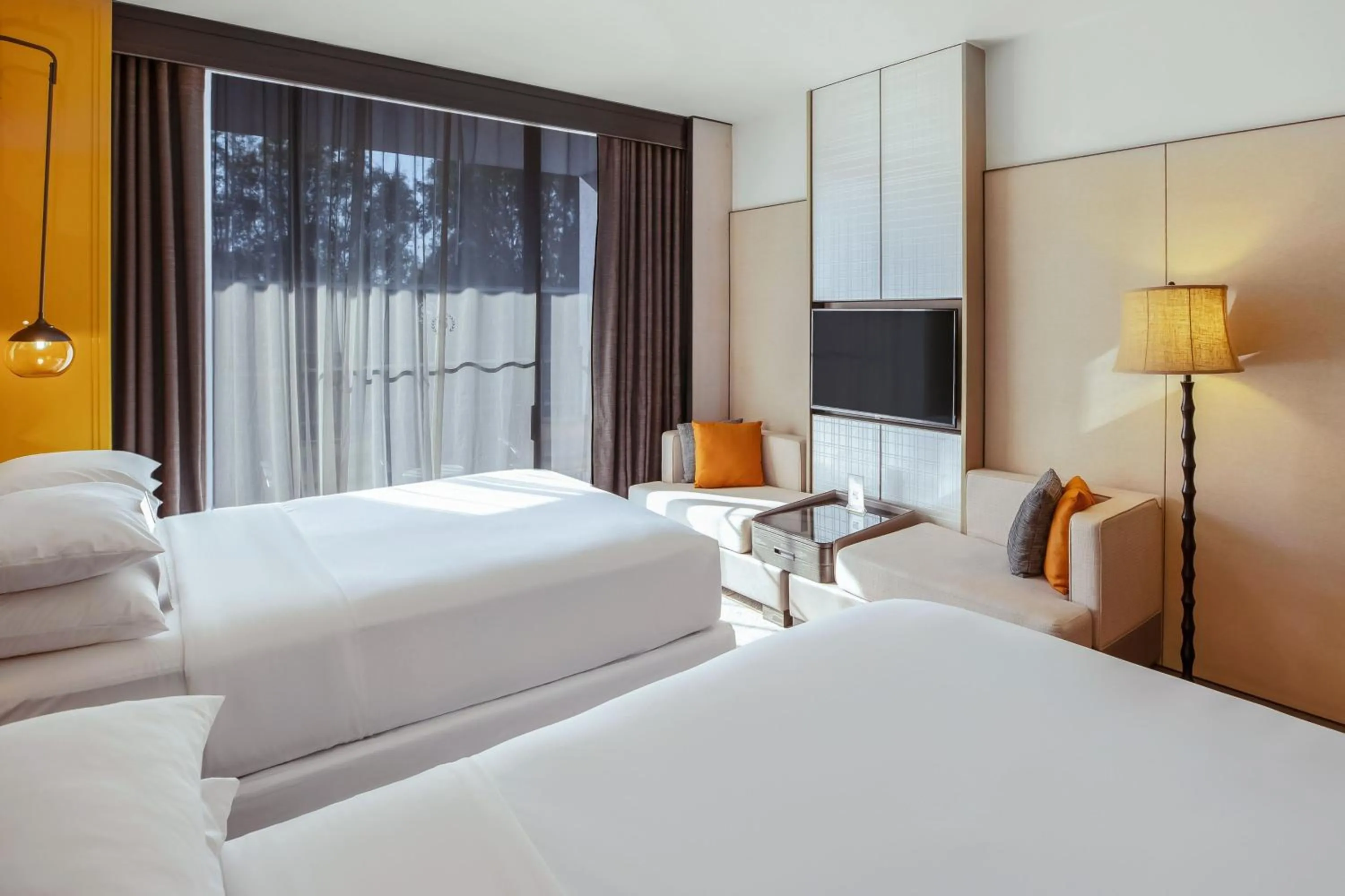 Photo of the whole room, Bed in Sheraton Universal