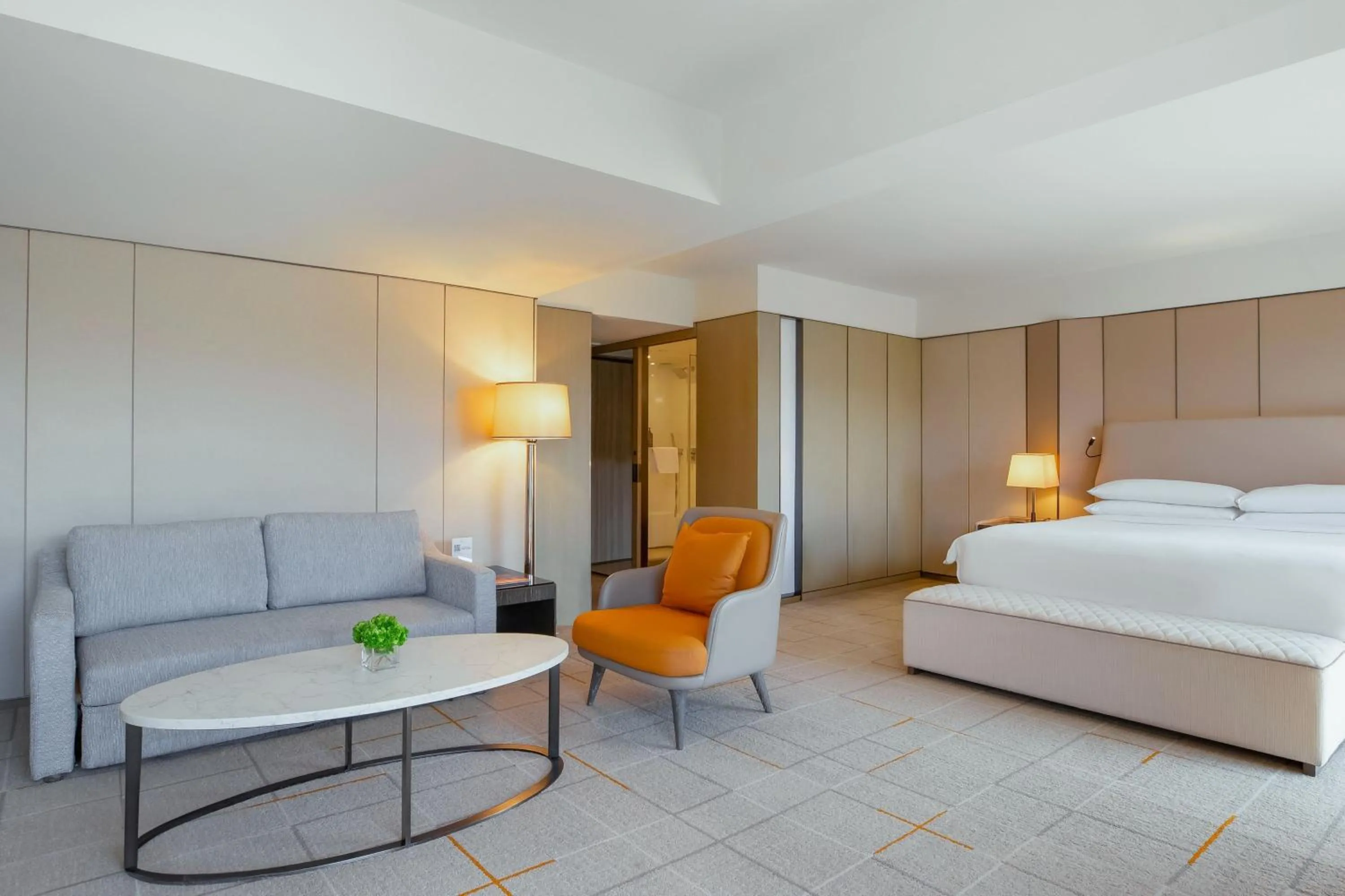 Photo of the whole room, Bed in Sheraton Universal