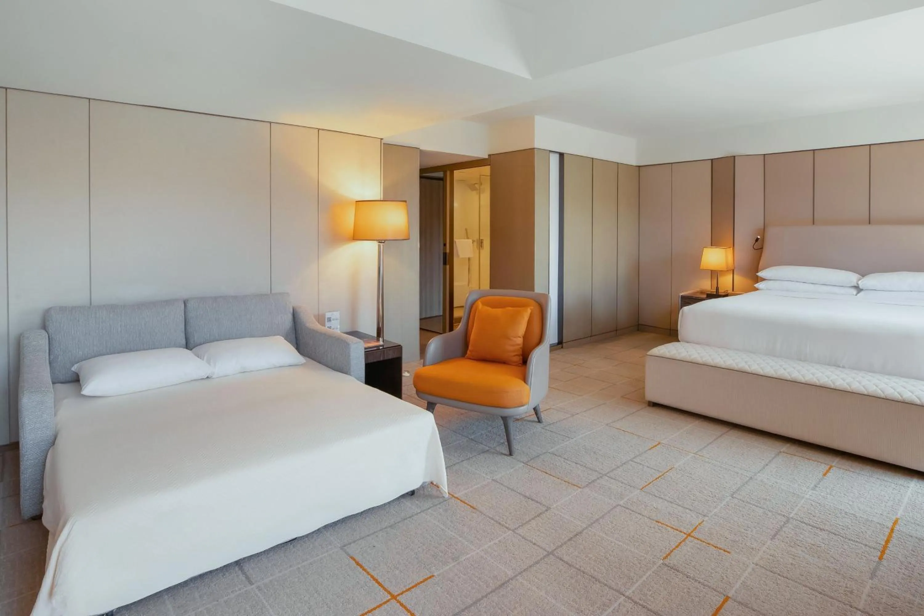 Photo of the whole room, Bed in Sheraton Universal